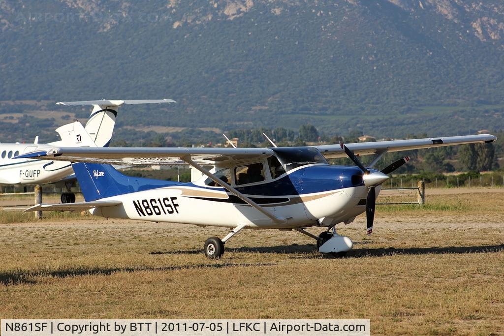 N861SF, 2004 Cessna 182T Skylane C/N 18281438, Parked