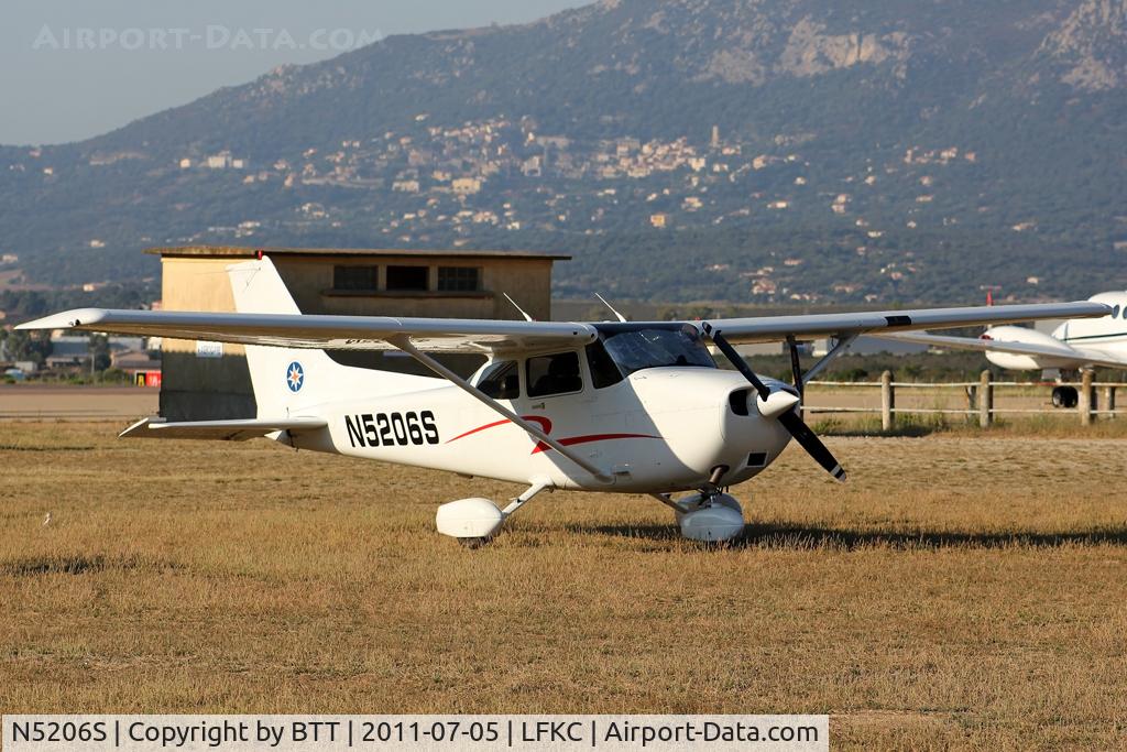 N5206S, 2002 Cessna 172S C/N 172S9104, Parked