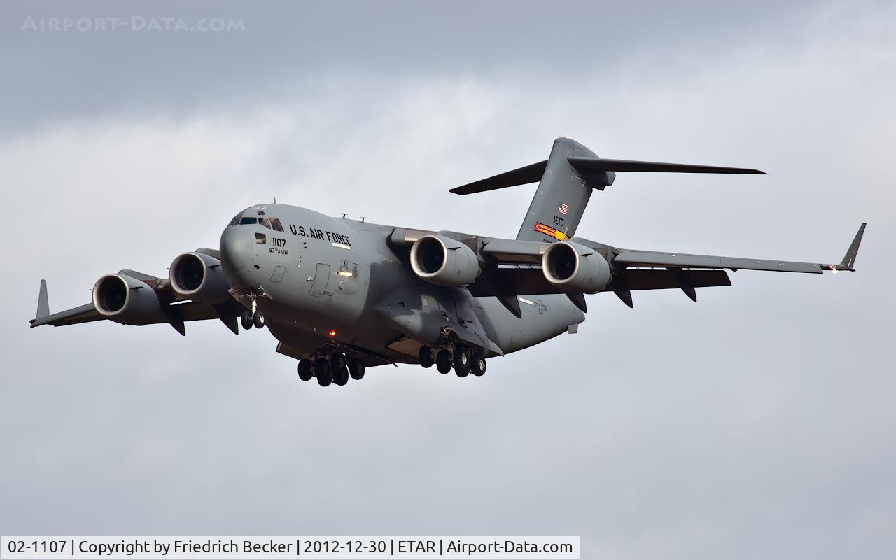 02-1107, 2002 Boeing C-17A Globemaster III C/N P-107, on final RW26