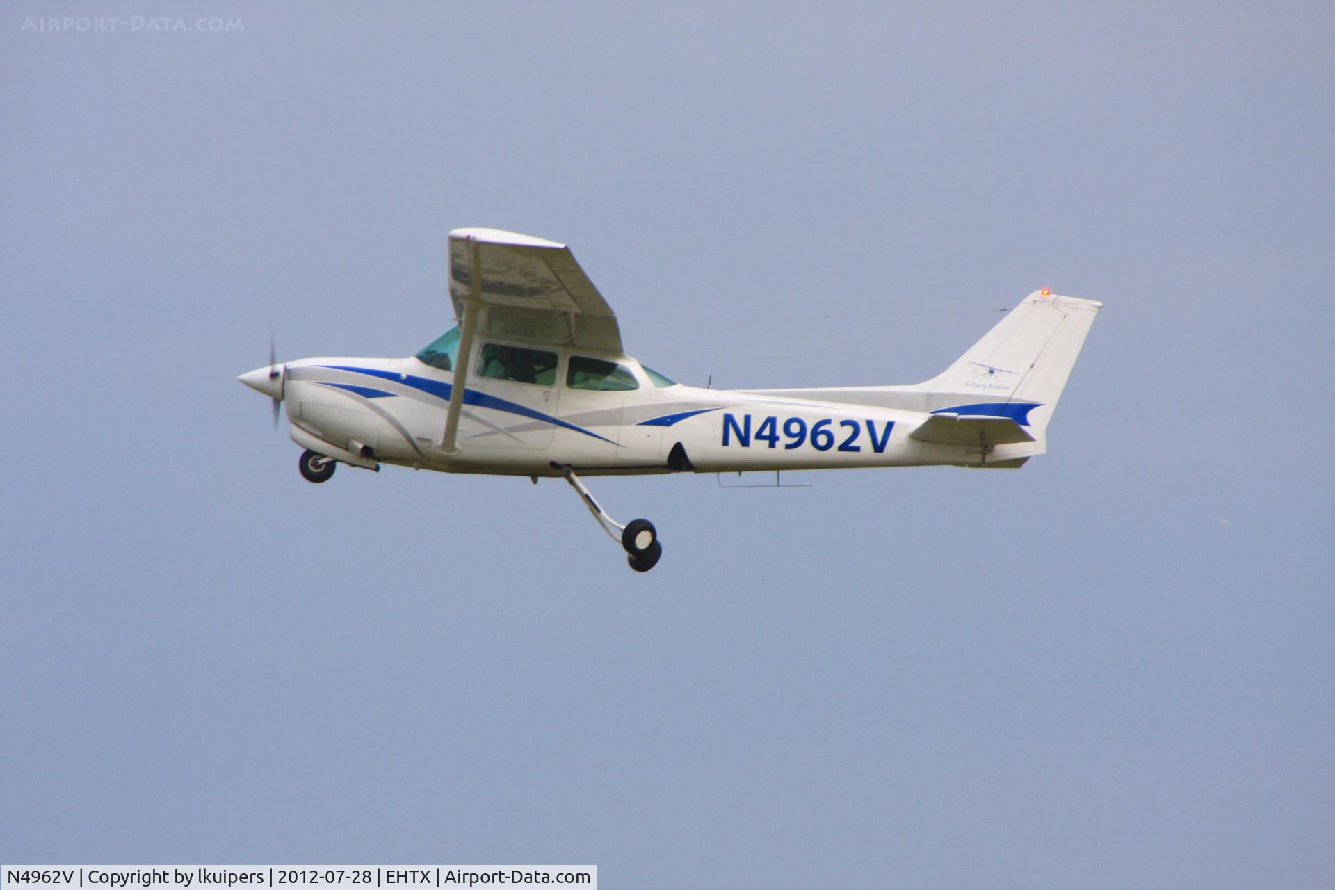 N4962V, 1980 Cessna 172RG Cutlass RG C/N 172RG0430, Taking off from the Texel airport after the 2012 Texel Airshow