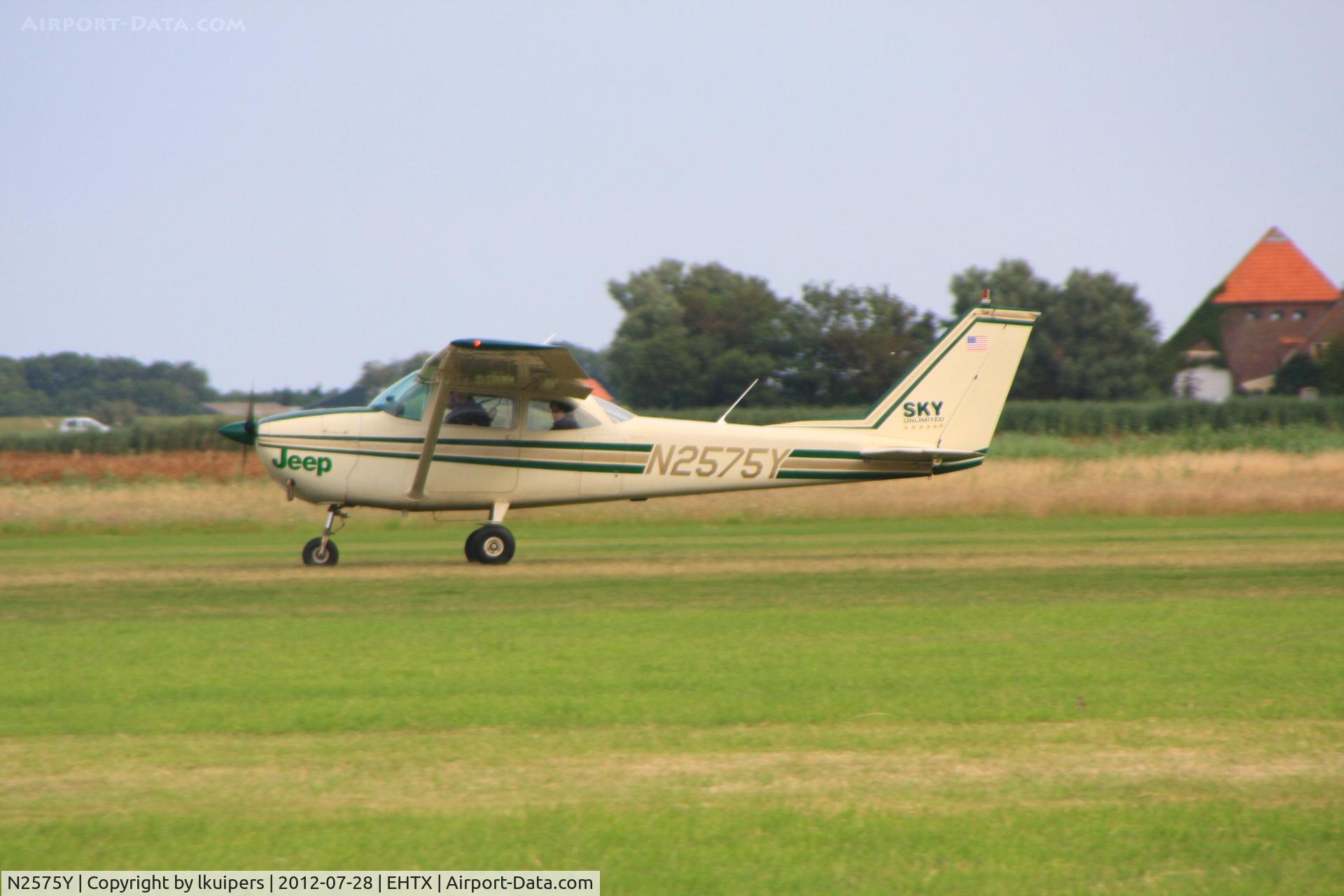 N2575Y, 1962 Cessna 172D C/N 17249875, In take-off from Texel Airport after the 2012 Texel Airshow