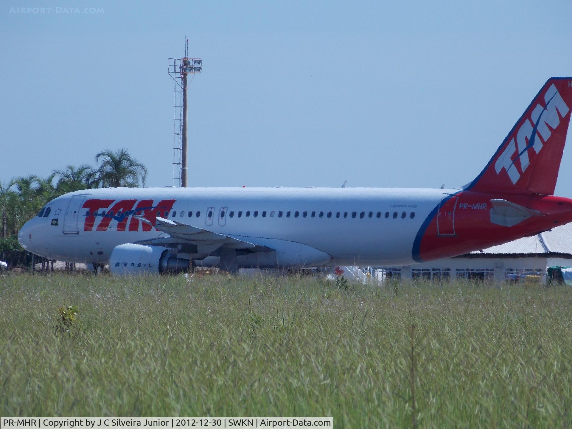 PR-MHR, 2007 Airbus A320-214 C/N 3313, Aeroporto Nelson Ribeiro Guimarães, Caldas Novas, GO (CLV/SBCN). Em 30 de dezembro de 2012