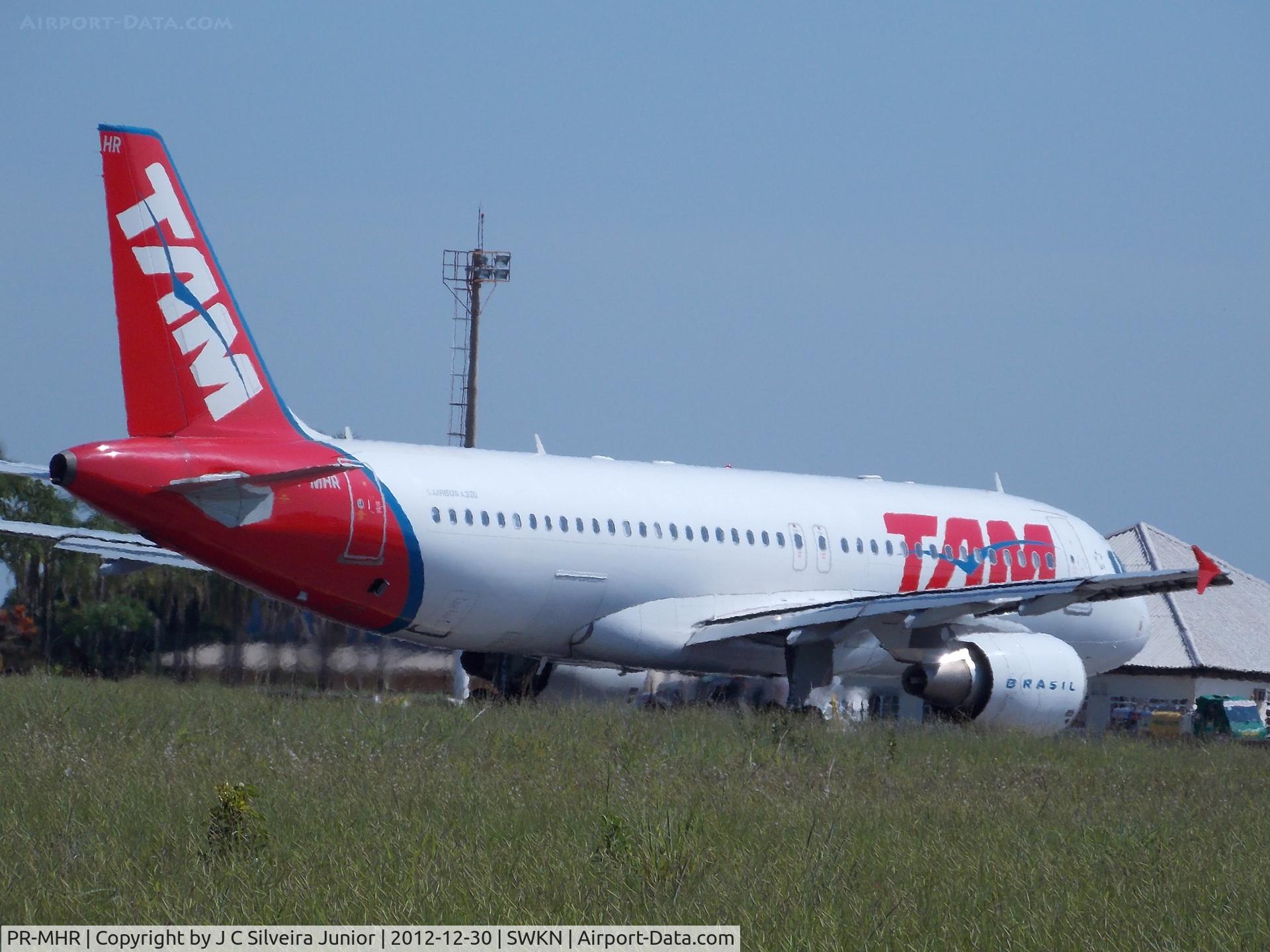 PR-MHR, 2007 Airbus A320-214 C/N 3313, Aeroporto Nelson Ribeiro Guimarães, Caldas Novas, GO (CLV/SBCN). Em 30 de dezembro de 2012