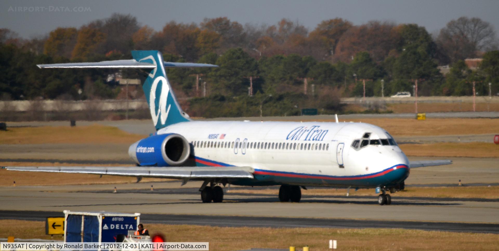 N935AT, 2000 Boeing 717-200 C/N 55069, Taxi Atlanta