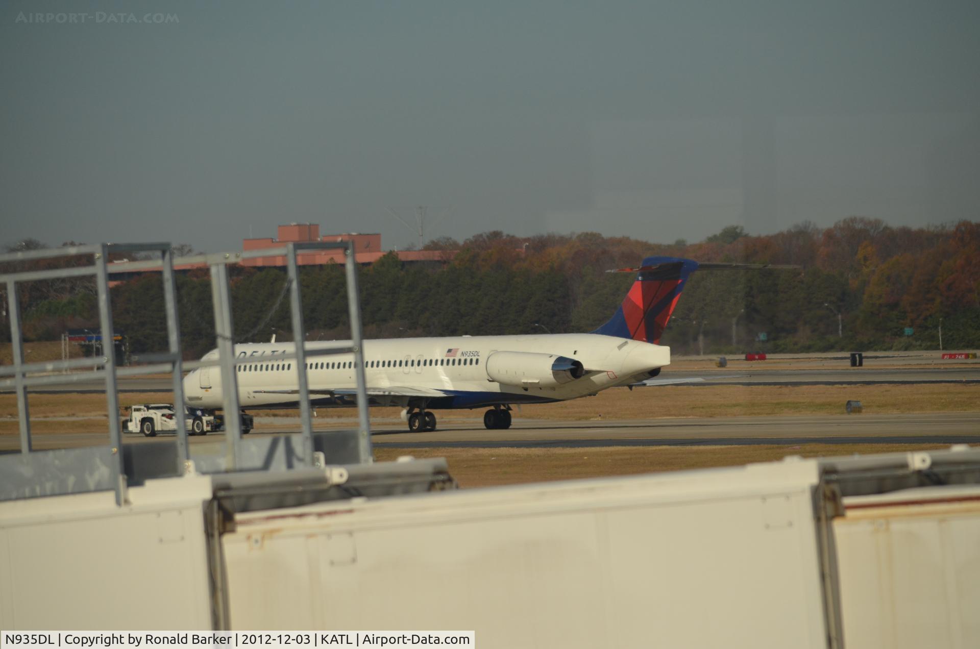N935DL, 1989 McDonnell Douglas MD-88 C/N 49722, Towed Atlanta
