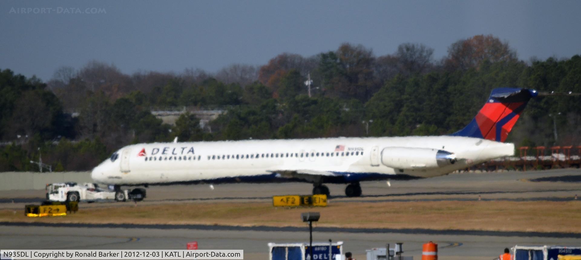 N935DL, 1989 McDonnell Douglas MD-88 C/N 49722, Towed Atlanta