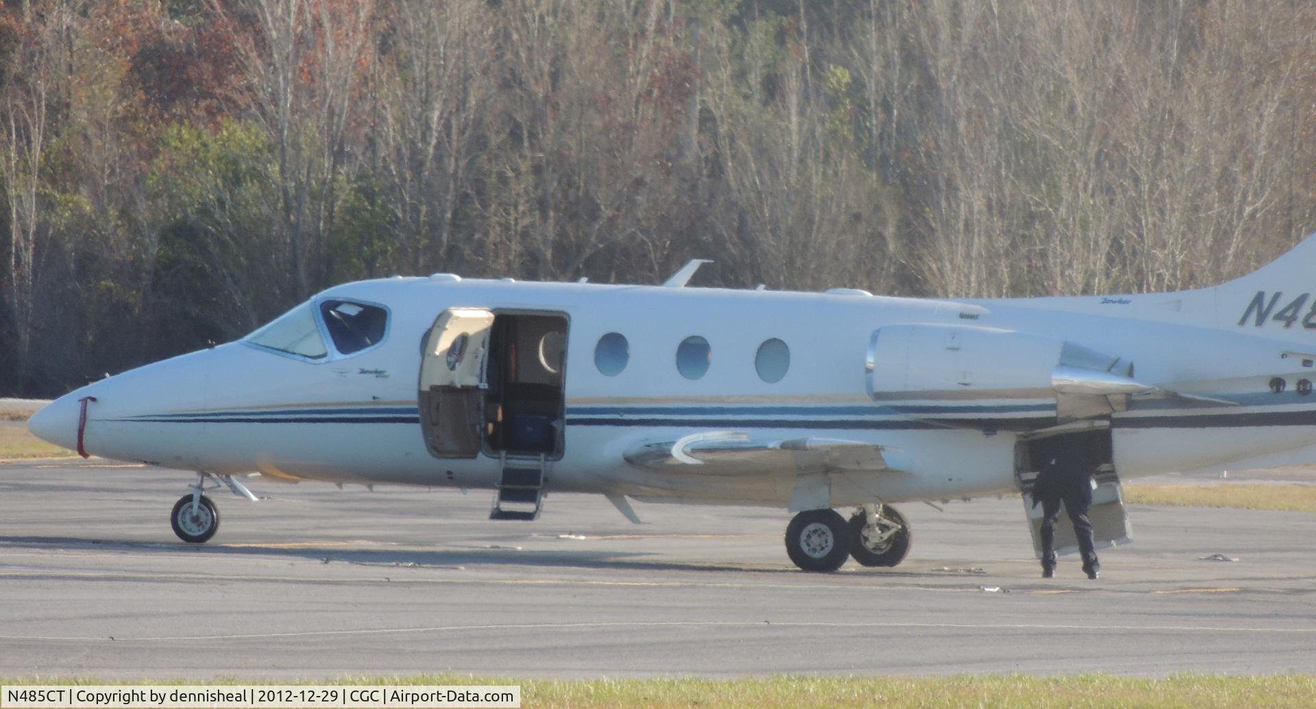 N485CT, Hawker Beechcraft 400A Beechjet C/N RK-545, Hawker Beechcraft 400A unloading