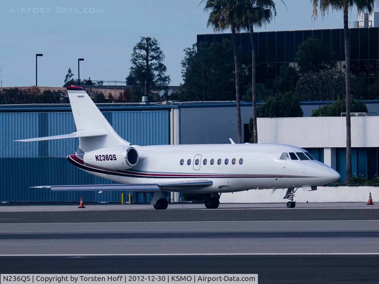 N236QS, 2000 Dassault Falcon 2000 C/N 136, N236QS taxiing