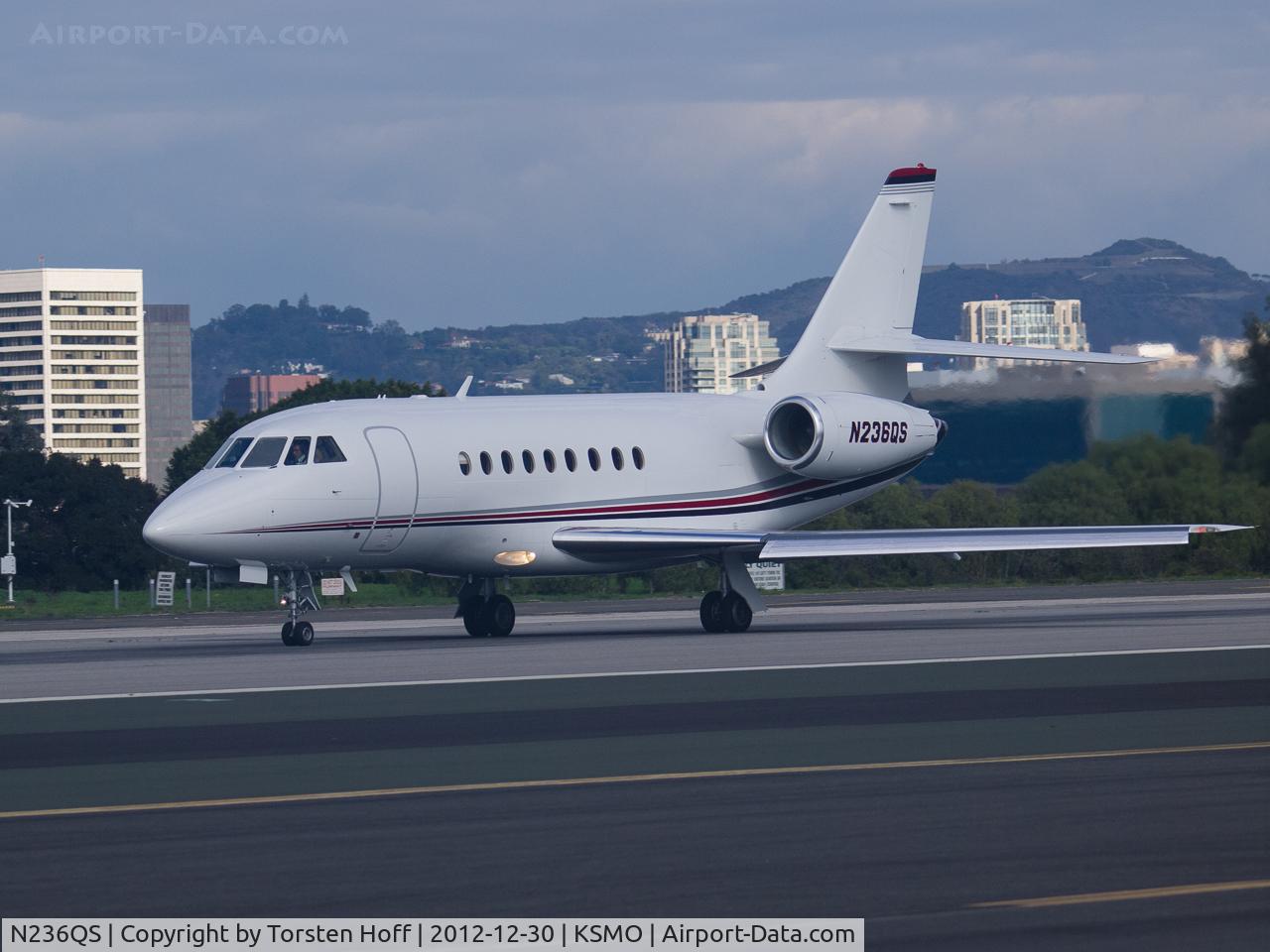 N236QS, 2000 Dassault Falcon 2000 C/N 136, N236QS departing from RWY 21