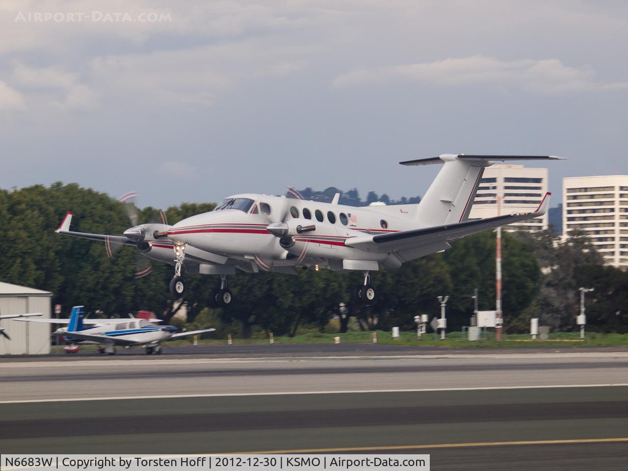 N6683W, 1983 Beech B200 King Air C/N BB-1154, N6683W arriving on RWY 21