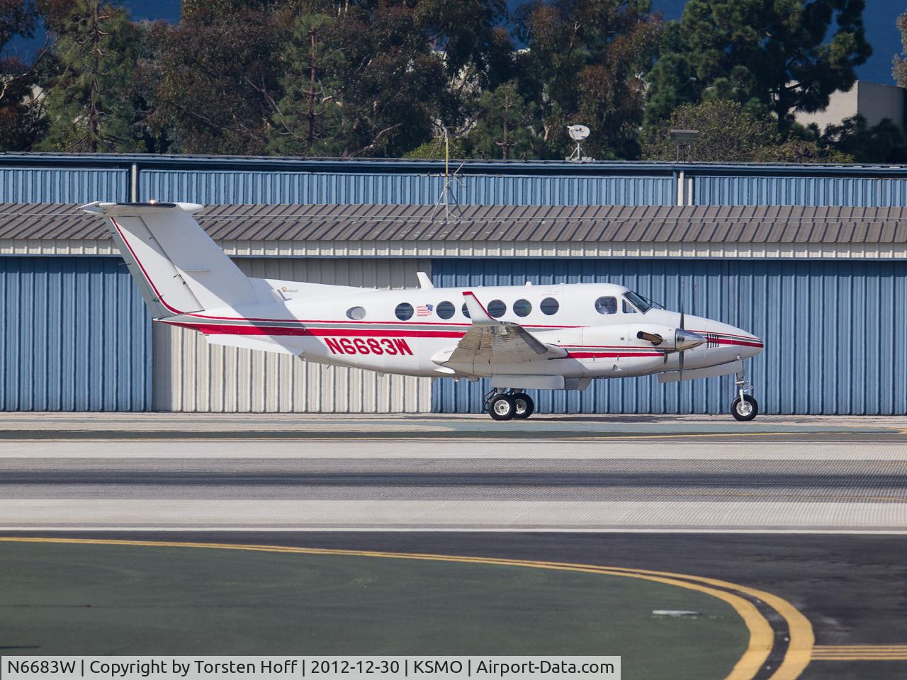 N6683W, 1983 Beech B200 King Air C/N BB-1154, N6683W taxiing