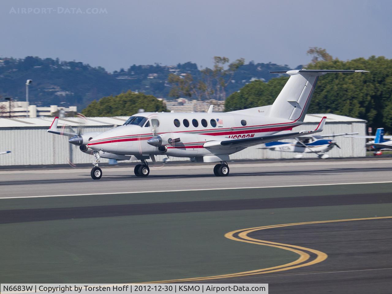 N6683W, 1983 Beech B200 King Air C/N BB-1154, N6683W departing from RWY 21