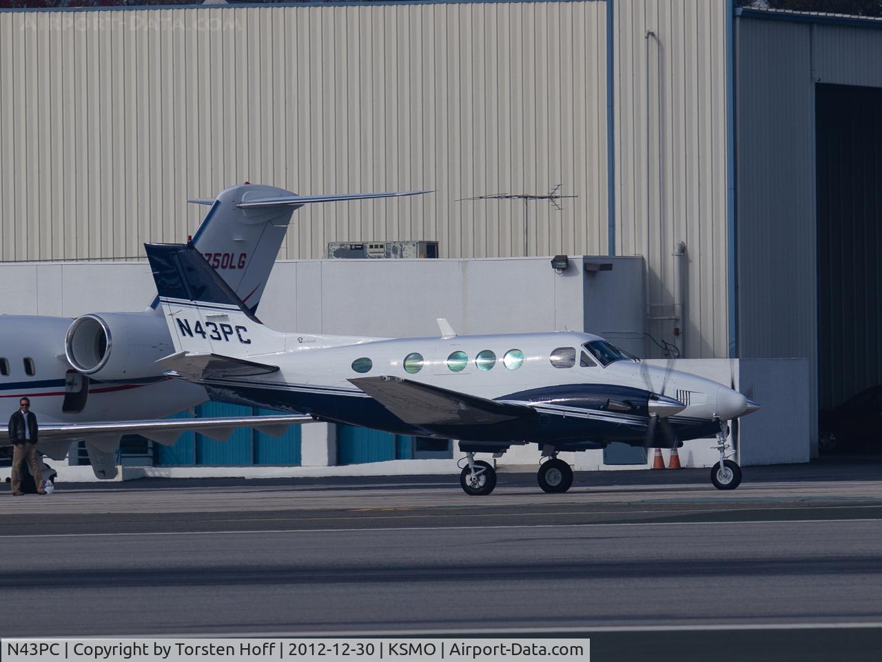 N43PC, 1977 Beech E-90 King Air C/N LW-253, N43PC taxiing