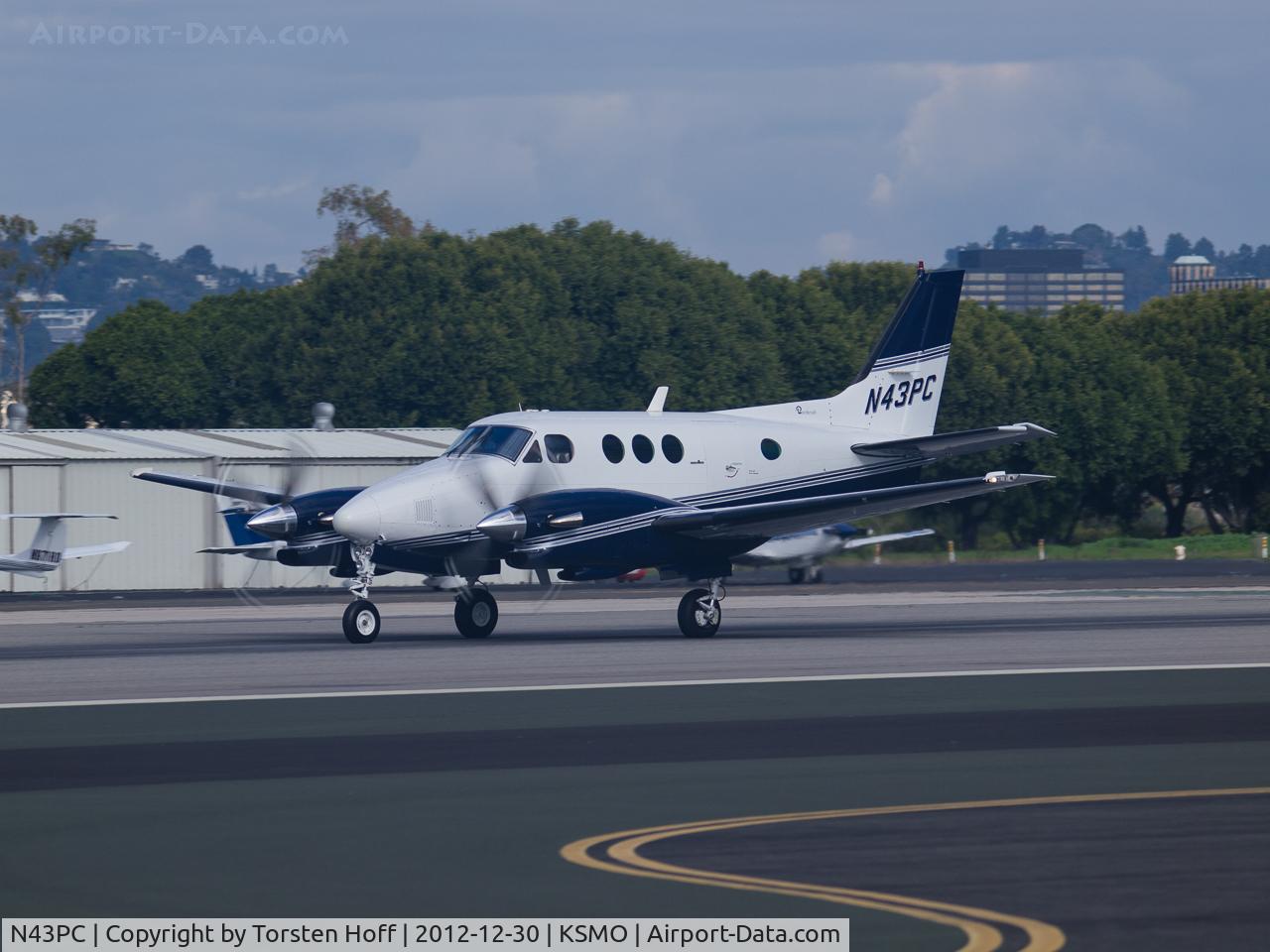 N43PC, 1977 Beech E-90 King Air C/N LW-253, N43PC departing from RWY 21