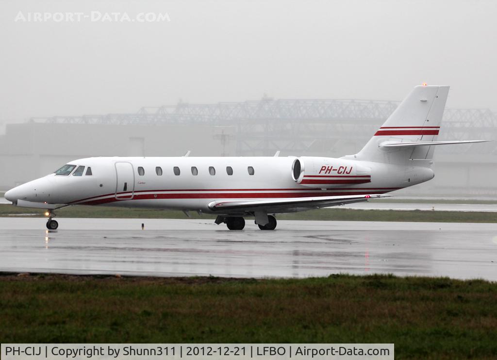 PH-CIJ, 2008 Cessna 680 Citation Sovereign C/N 680-0185, Taxiing to the General Aviation area...
