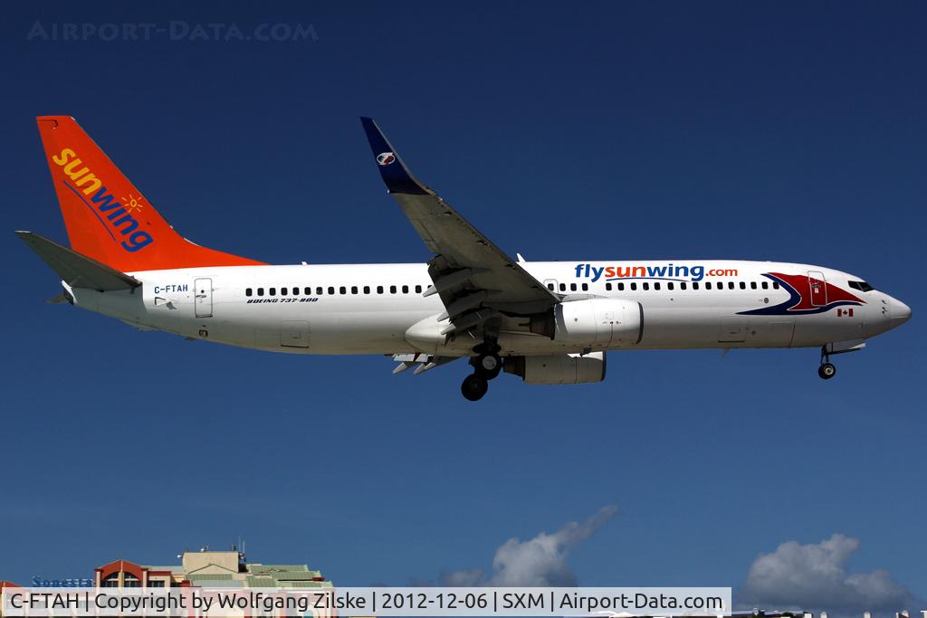 C-FTAH, 2004 Boeing 737-8Q8 C/N 29351, visitor