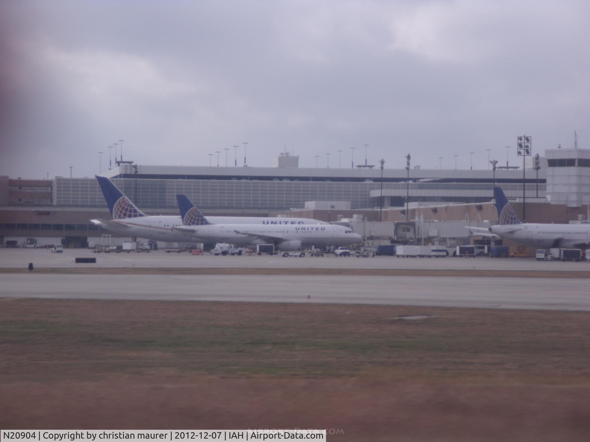 N20904, 2012 Boeing 787-8 Dreamliner C/N 34824, the 787 is behind the a320