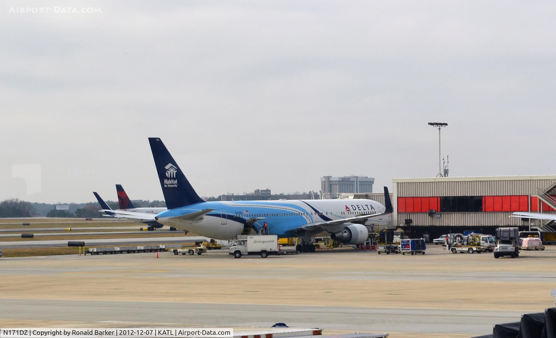 N171DZ, 1998 Boeing 767-332 C/N 29690, Atlanta