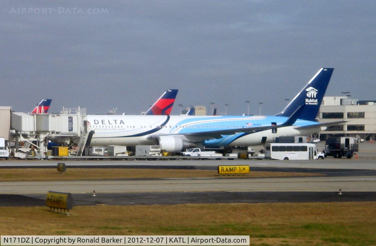 N171DZ, 1998 Boeing 767-332 C/N 29690, Atlanta
