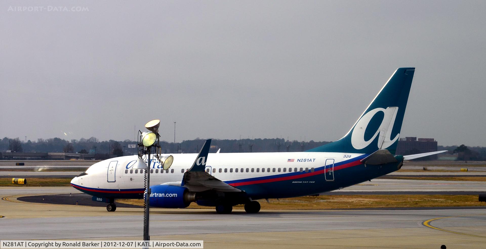 N281AT, 2006 Boeing 737-7BD C/N 33922, Taxi ATL