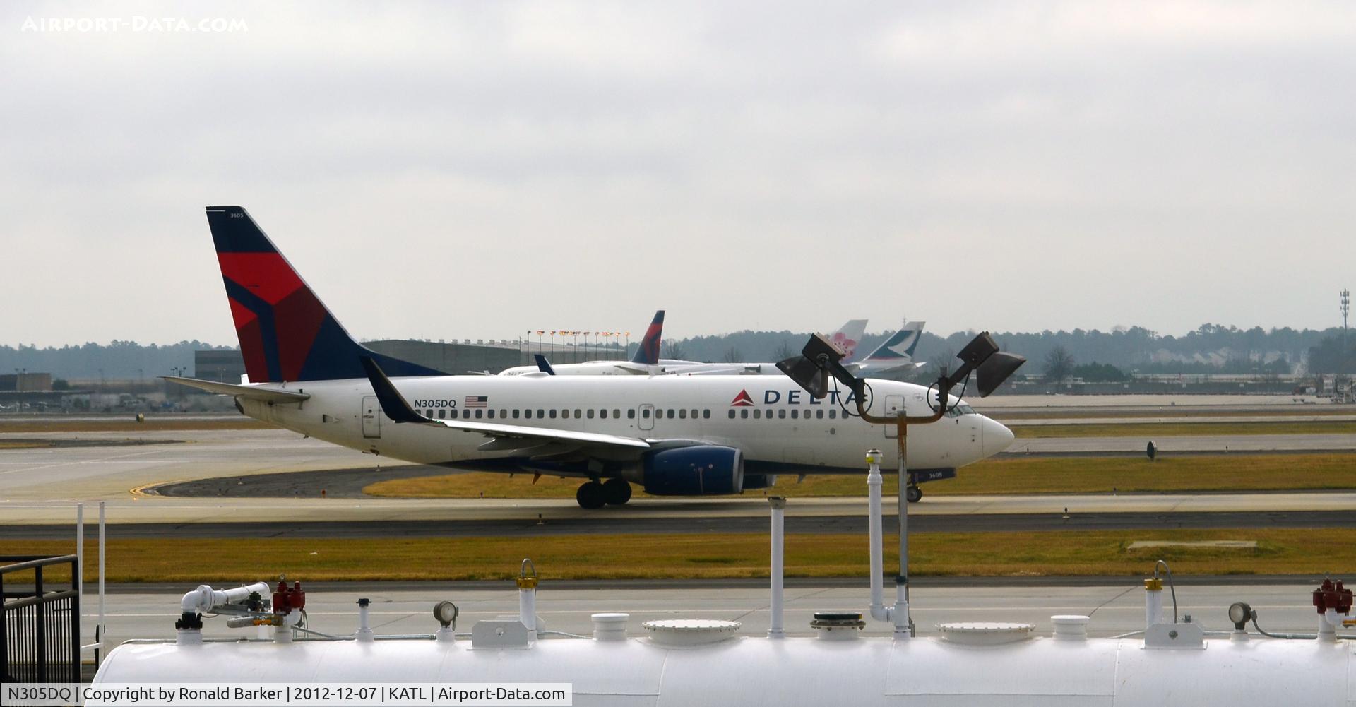 N305DQ, Boeing 737-732 C/N 29645, Taxi Atlanta