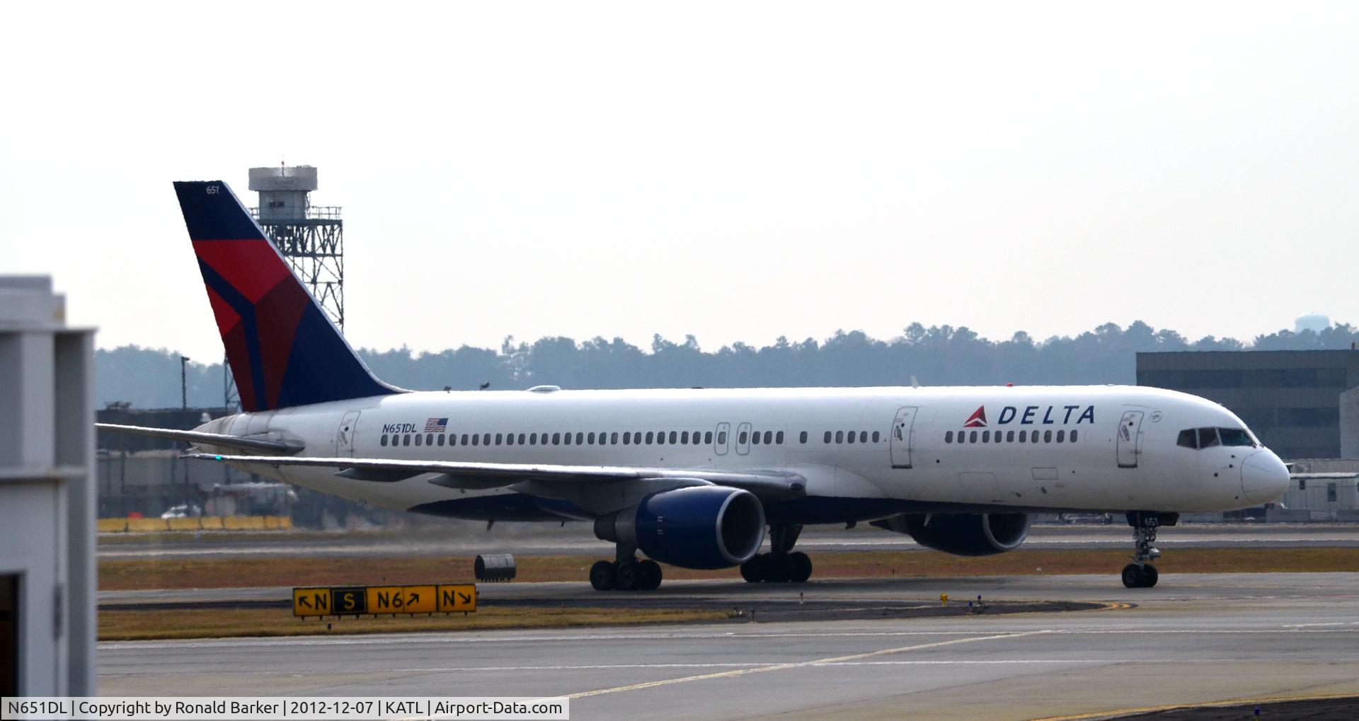 N651DL, 1989 Boeing 757-232 C/N 24391, Taxi Atlanta