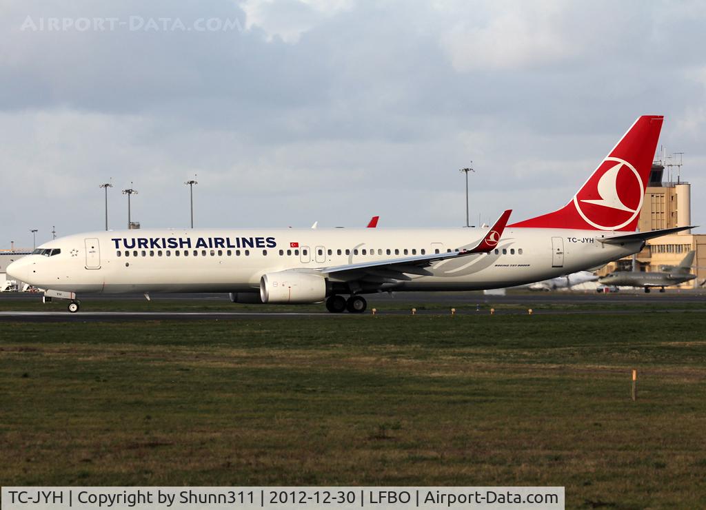 TC-JYH, 2012 Boeing 737-9F2/ER C/N 40984, Lining up rwy 32R for departure...