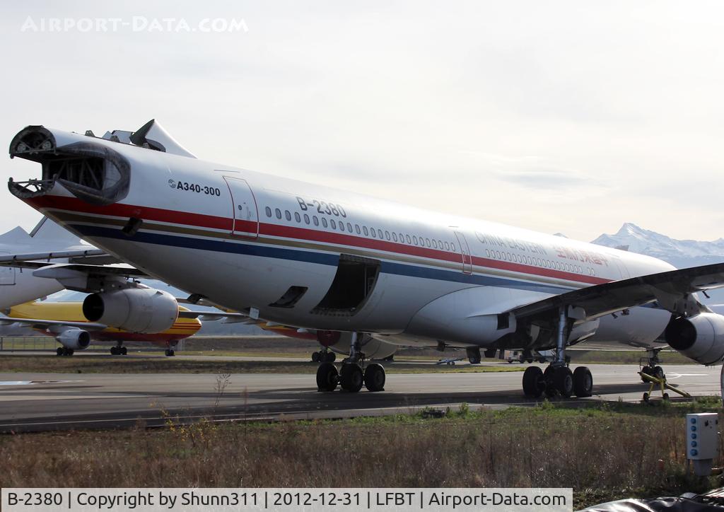 B-2380, 1996 Airbus A340-313 C/N 129, Many pieces now removed... Scrapping process engaged...