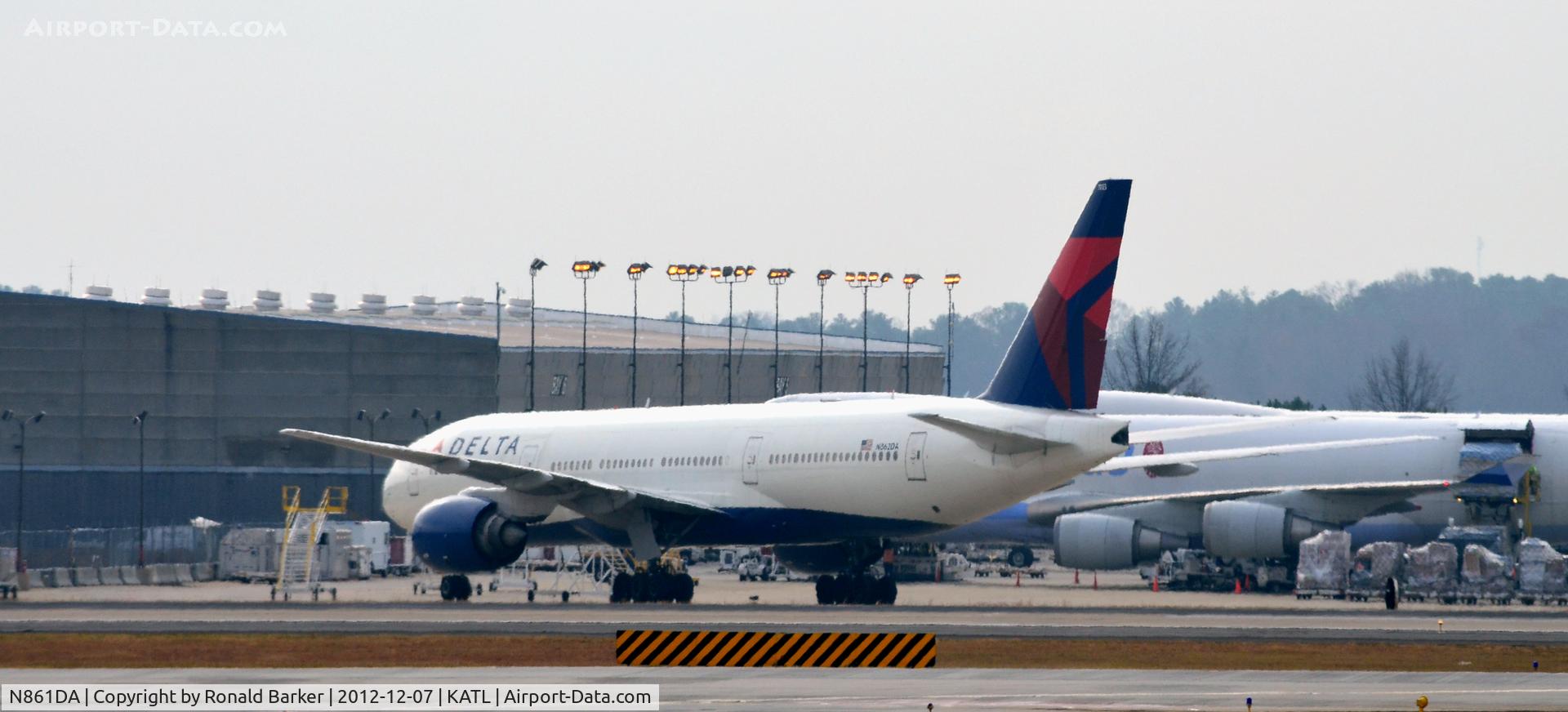 N861DA, 1999 Boeing 777-232 C/N 29952, Taxi Atlanta