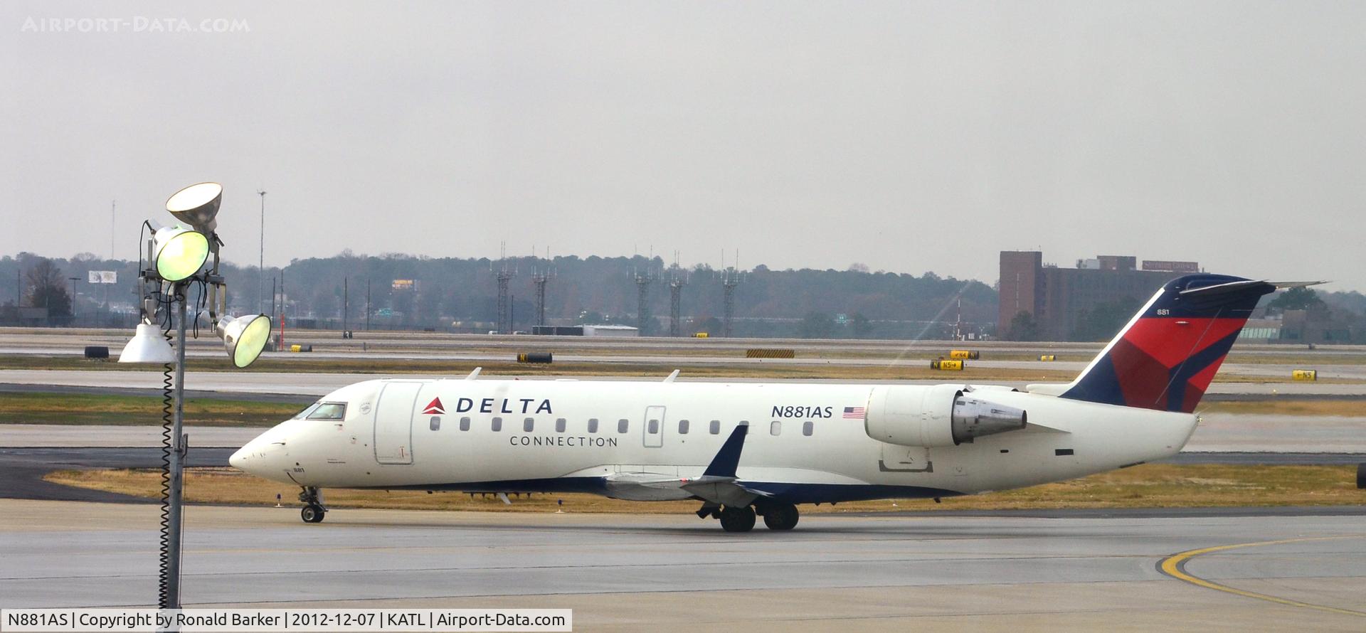 N881AS, 2001 Bombardier CRJ-200ER (CL-600-2B19) C/N 7496, Taxi Atlanta