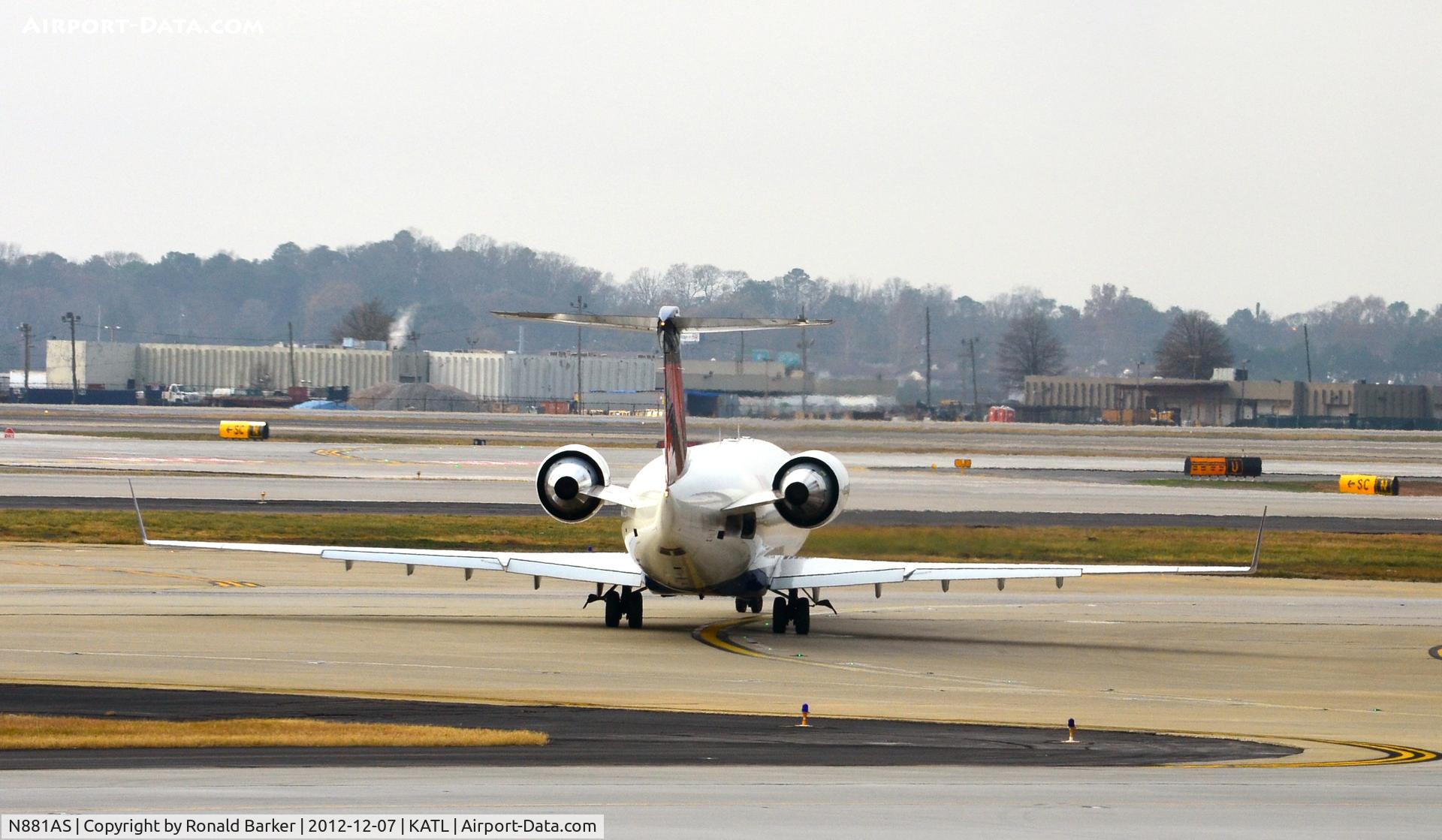 N881AS, 2001 Bombardier CRJ-200ER (CL-600-2B19) C/N 7496, Taxi Atlanta