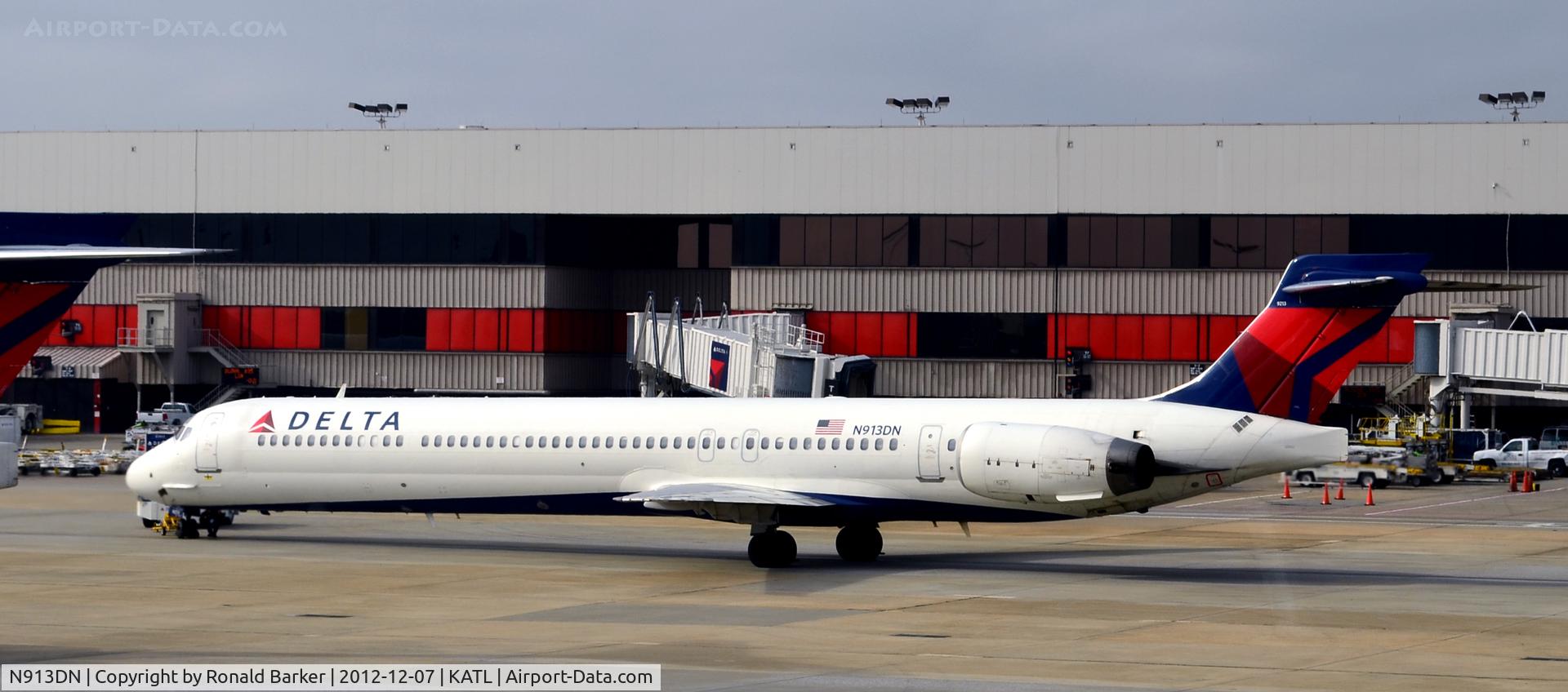 N913DN, 1996 McDonnell Douglas MD-90-30 C/N 53393, Taxi Atlanta