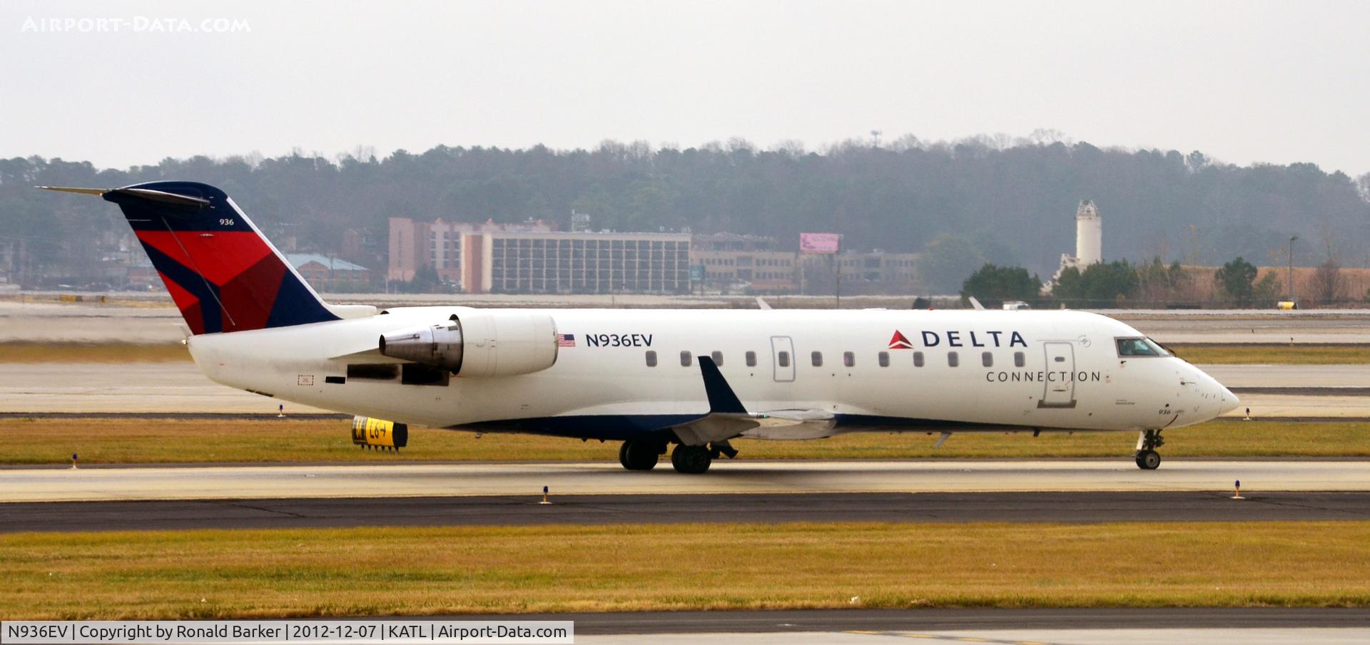 N936EV, 2005 Bombardier CRJ-200ER (CL-600-2B19) C/N 8038, Taxi Atlanta