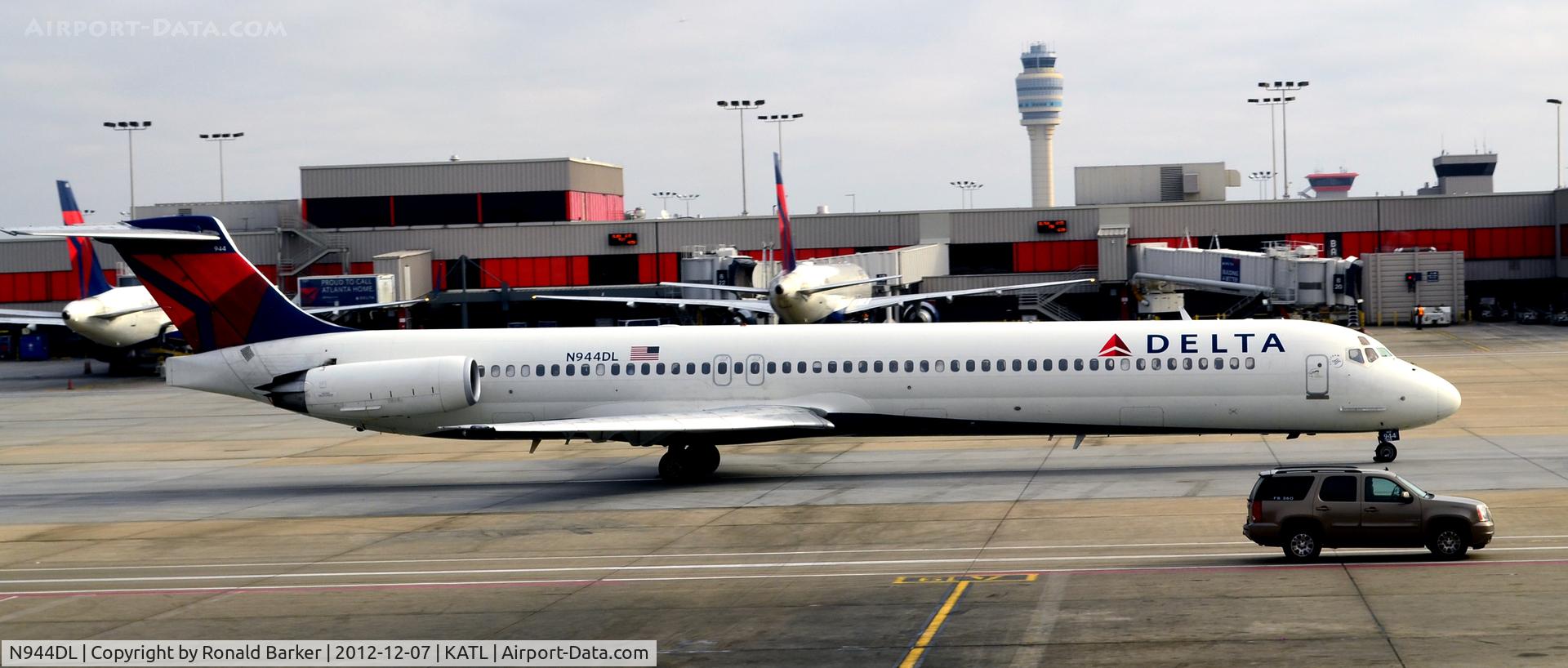 N944DL, 1989 McDonnell Douglas MD-88 C/N 49817, Taxi Atlanta