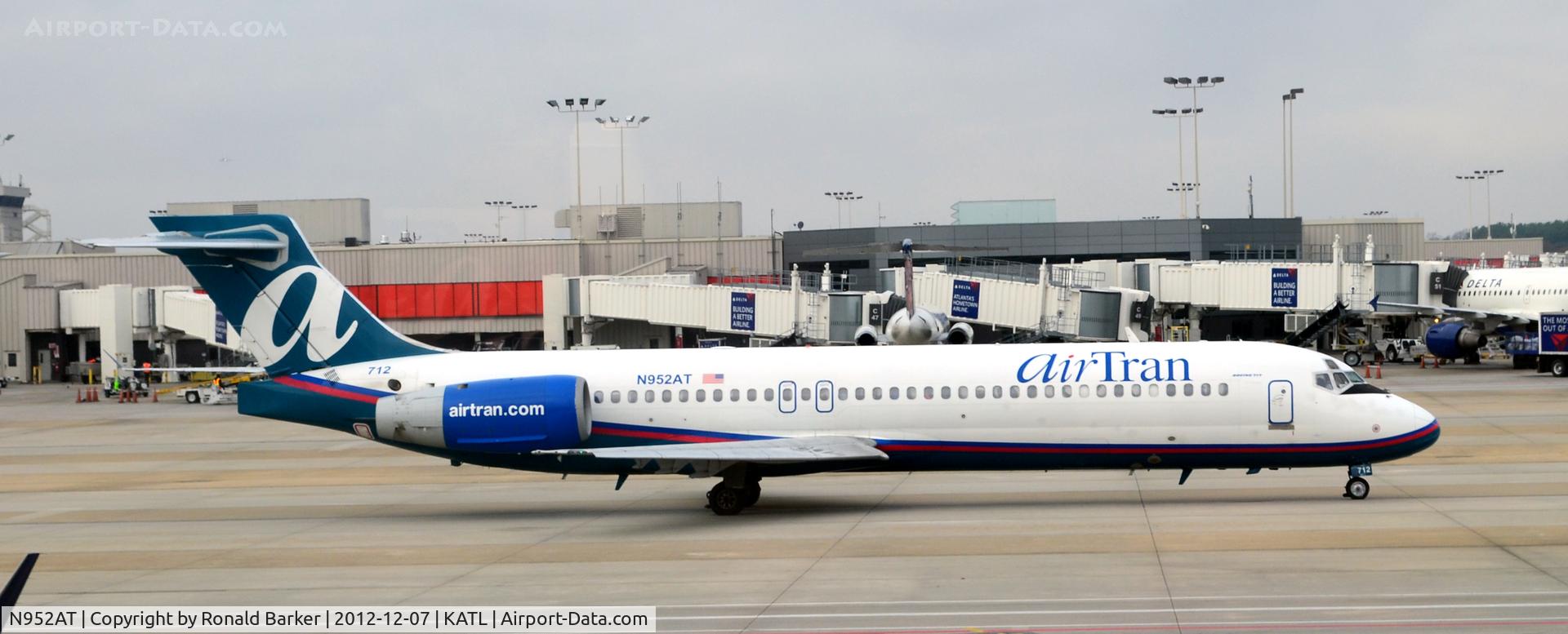 N952AT, 2000 Boeing 717-200 C/N 55014, Taxi Atlanta