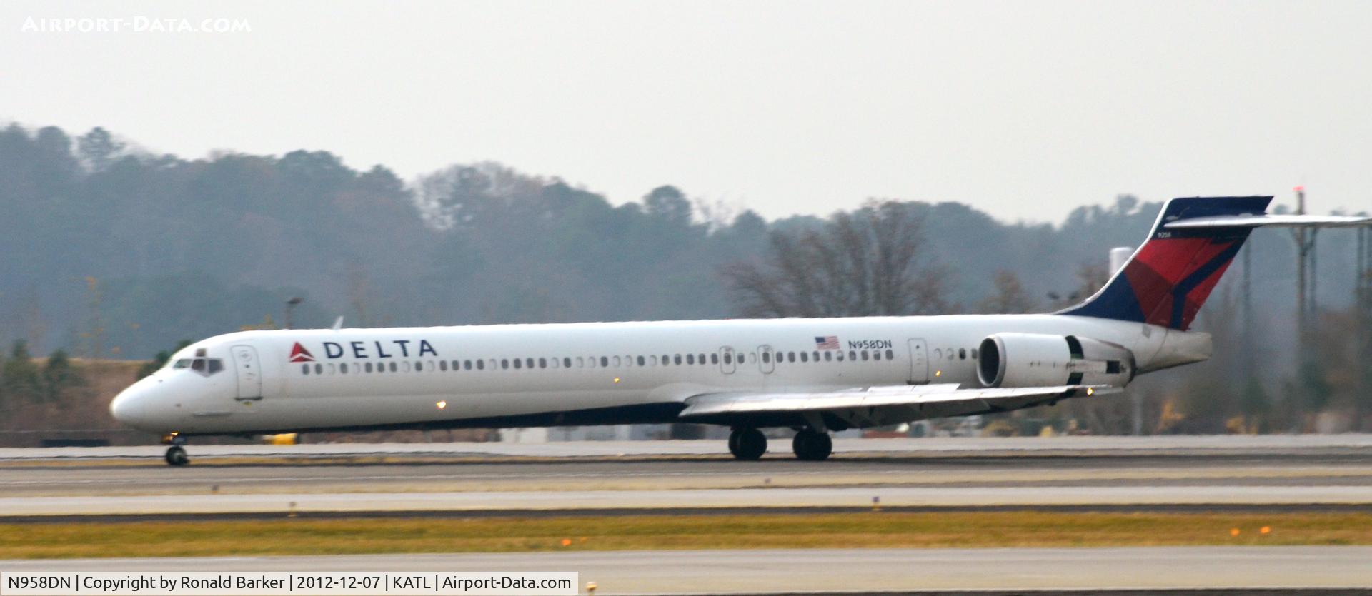 N958DN, McDonnell Douglas MD-90-30 C/N 53528, Landing Atlanta