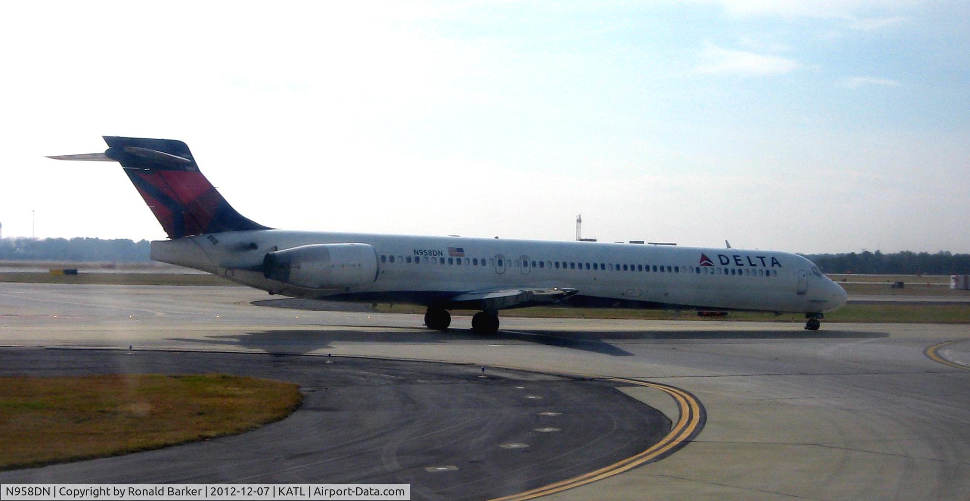 N958DN, McDonnell Douglas MD-90-30 C/N 53528, Taxi for takeoff Atlanta