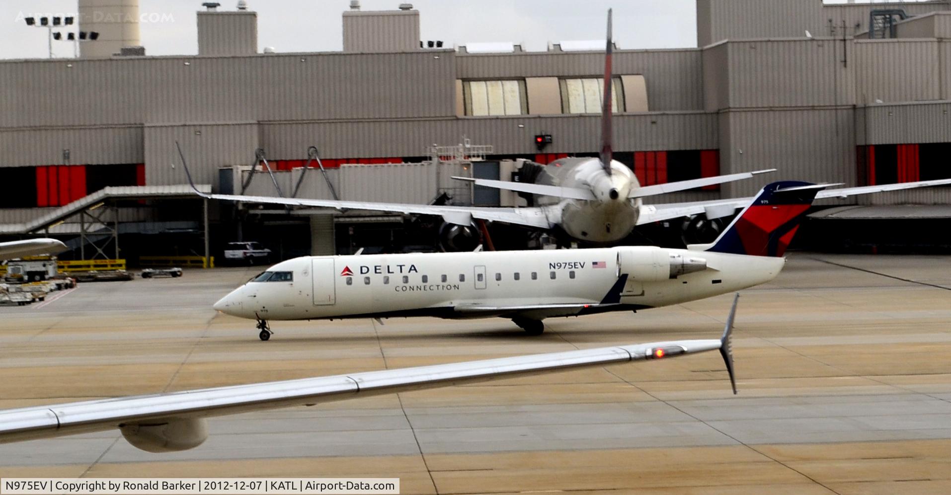 N975EV, 2001 Bombardier CRJ-200ER (CL-600-2B19) C/N 7599, Taxi Atlanta