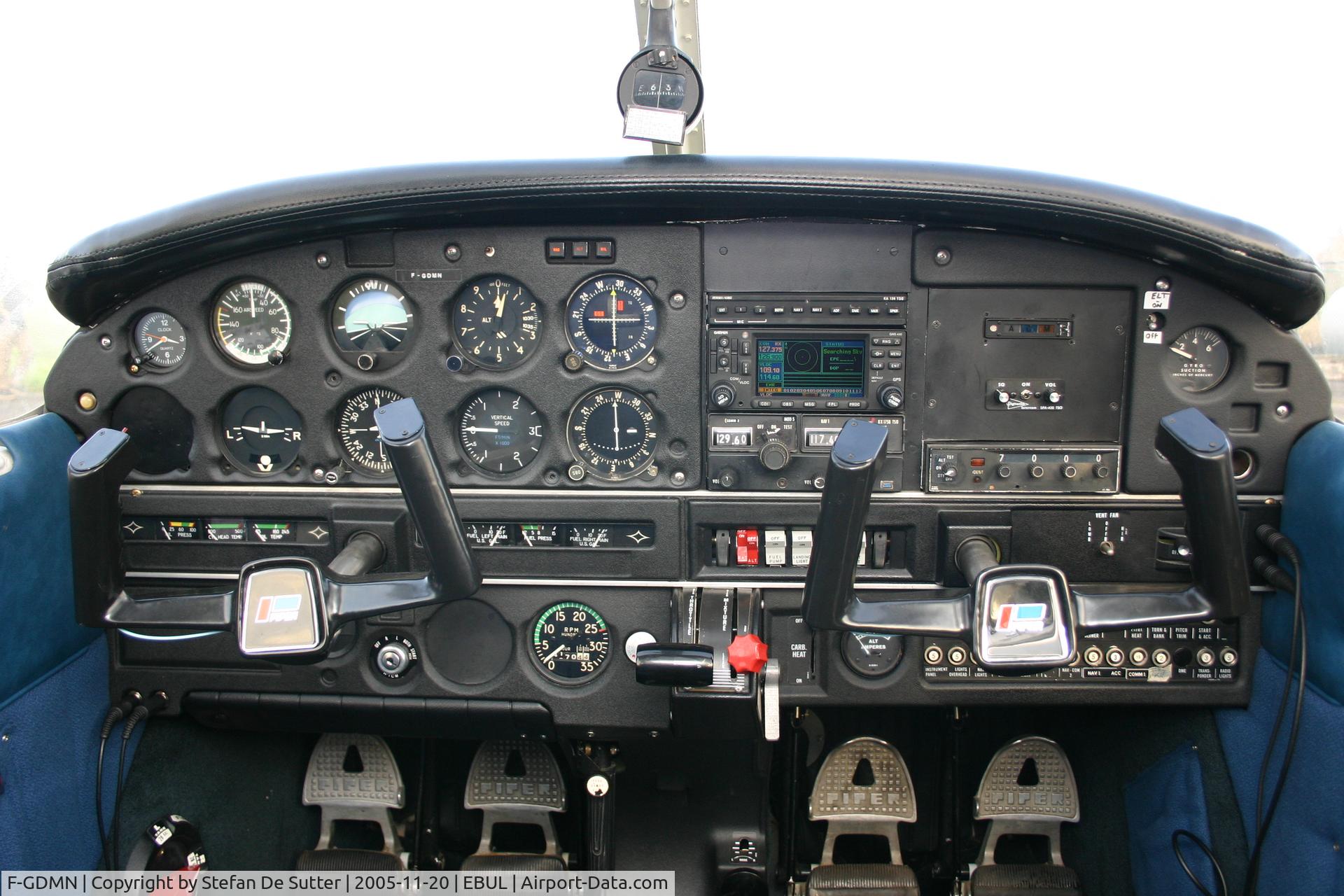 F-GDMN, 1977 Piper PA-28-140 Cruiser C/N 28-7725108, Cockpit view.