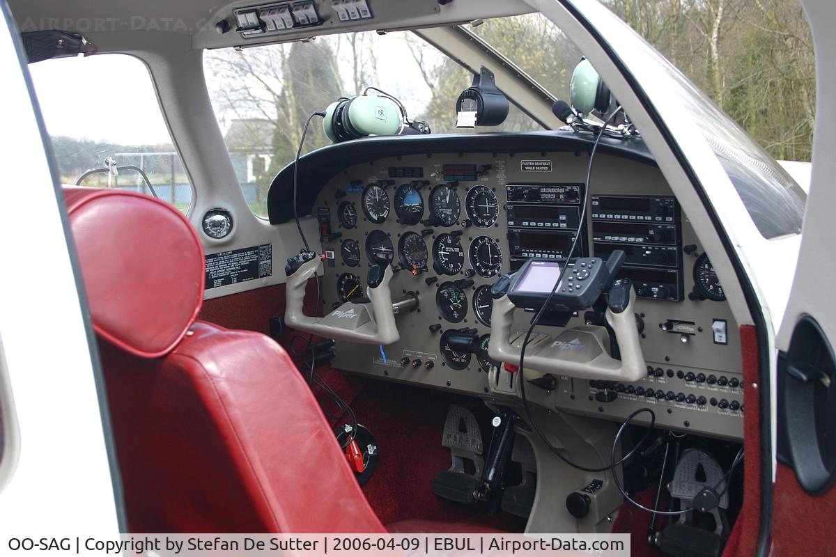 OO-SAG, Piper PA-28-181 Archer III C/N 2843093, Cockpit view.