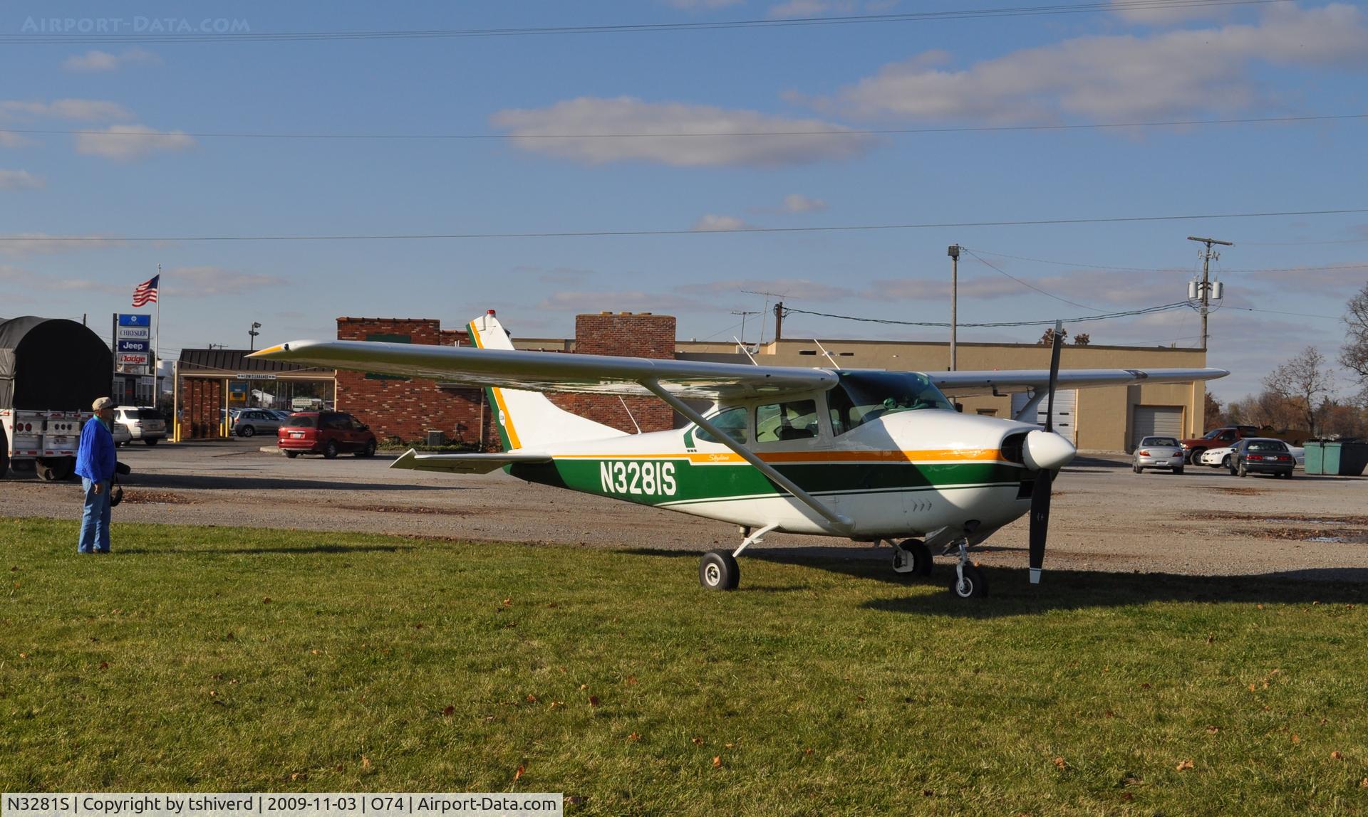 N3281S, 1964 Cessna 182G Skylane C/N 18255781, At Elliots 074 in Mt. Victory, OH November 2009