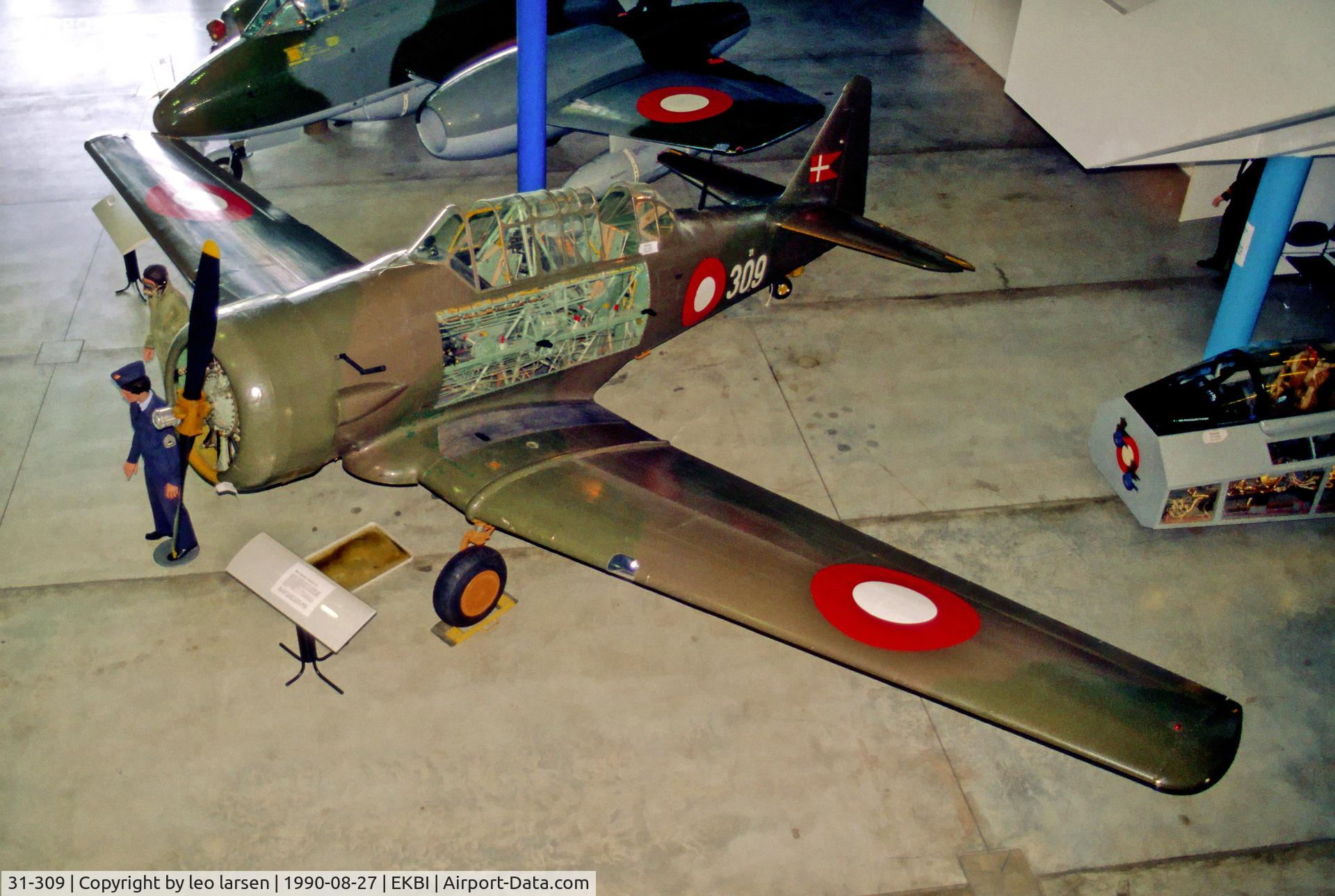 31-309, 1943 Noorduyn Harvard IIB C/N 14A-996, BIllund Mobillia Museum 27.8.90