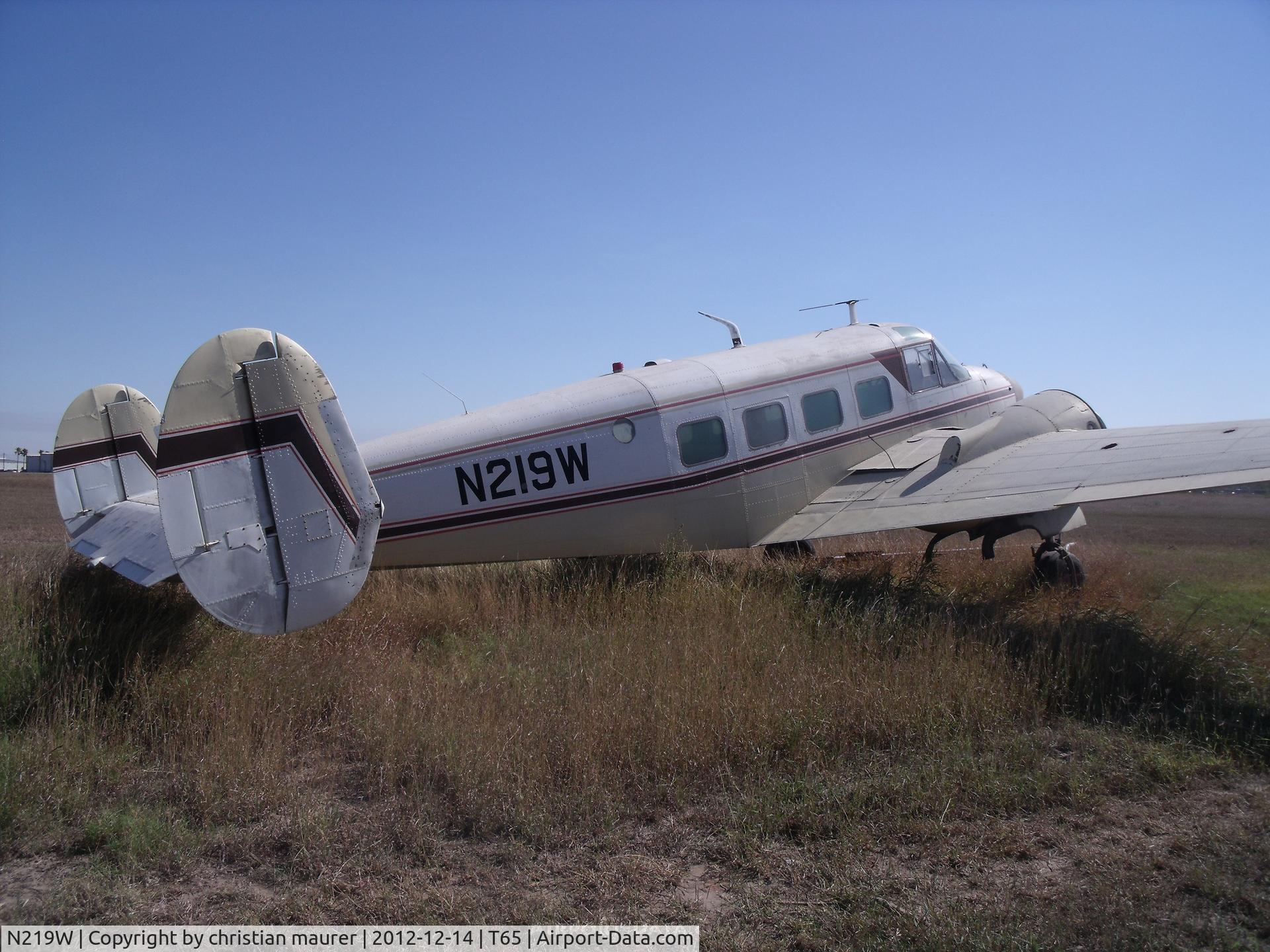 N219W, 1960 Beech G18S C/N BA-524, beech 18 in the grass