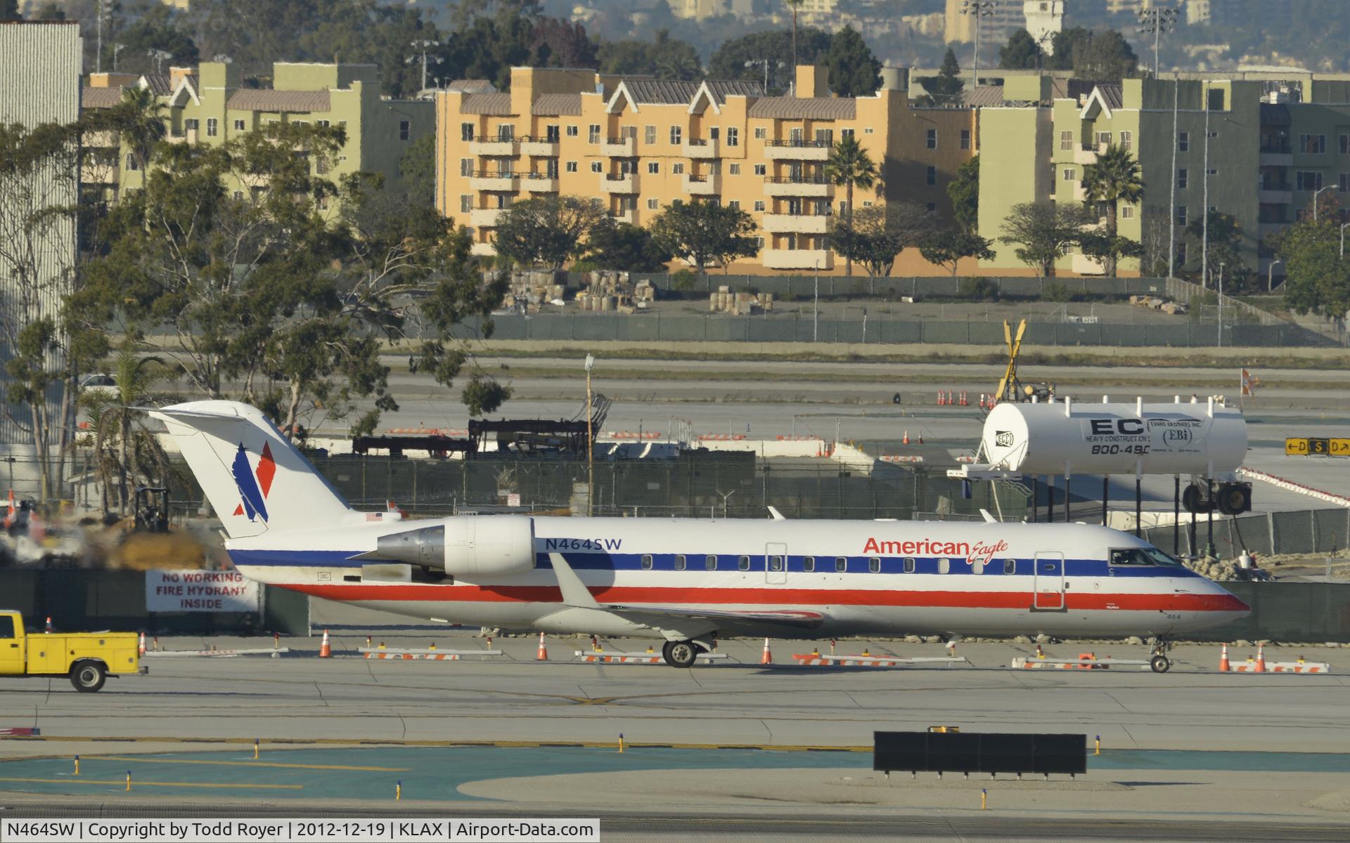 N464SW, 2003 Bombardier CRJ-200LR (CL-600-2B19) C/N 7827, Taxiing to gate