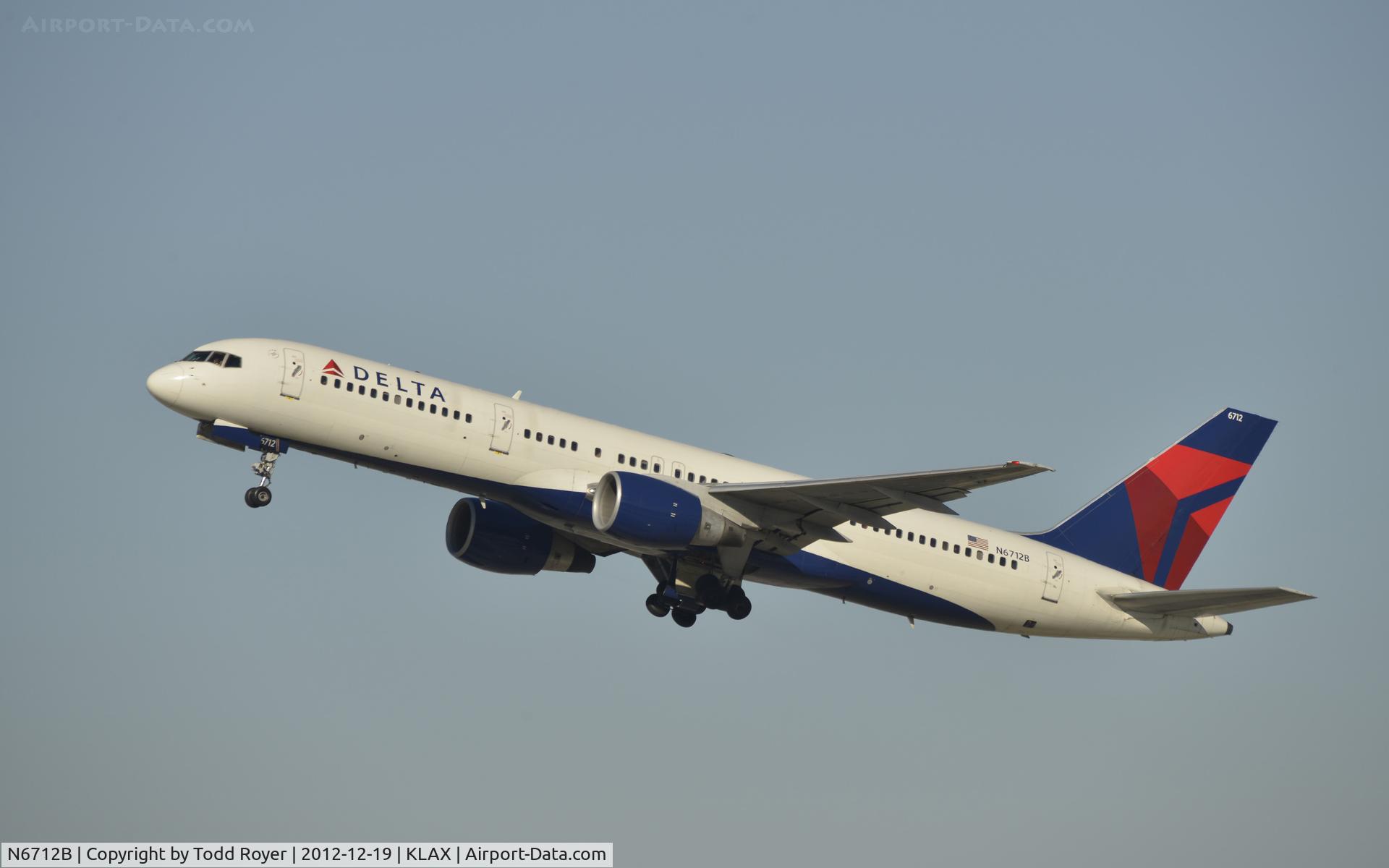 N6712B, 2000 Boeing 757-232 C/N 30484, Departing LAX