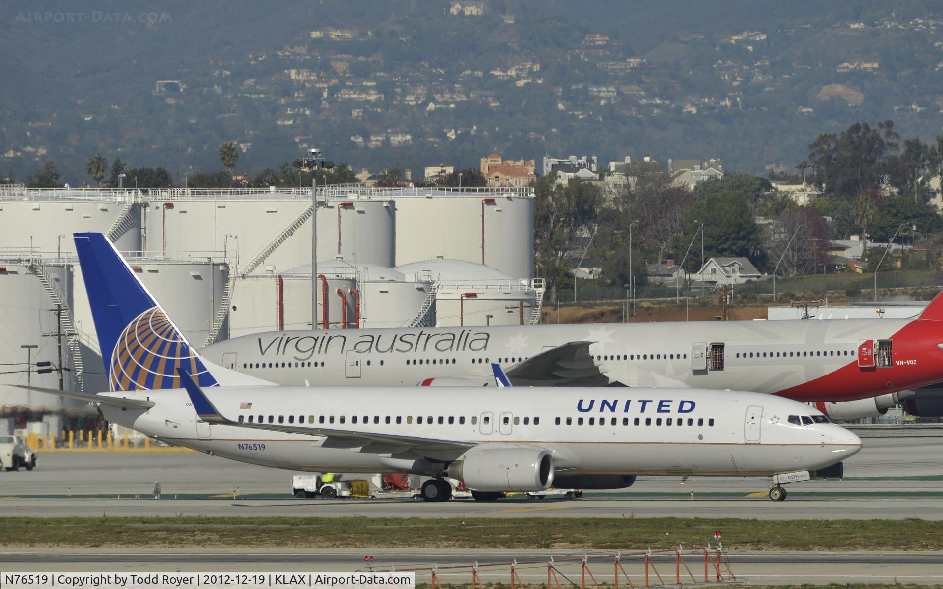 N76519, 2009 Boeing 737-824 C/N 30132, Taxiing to gate