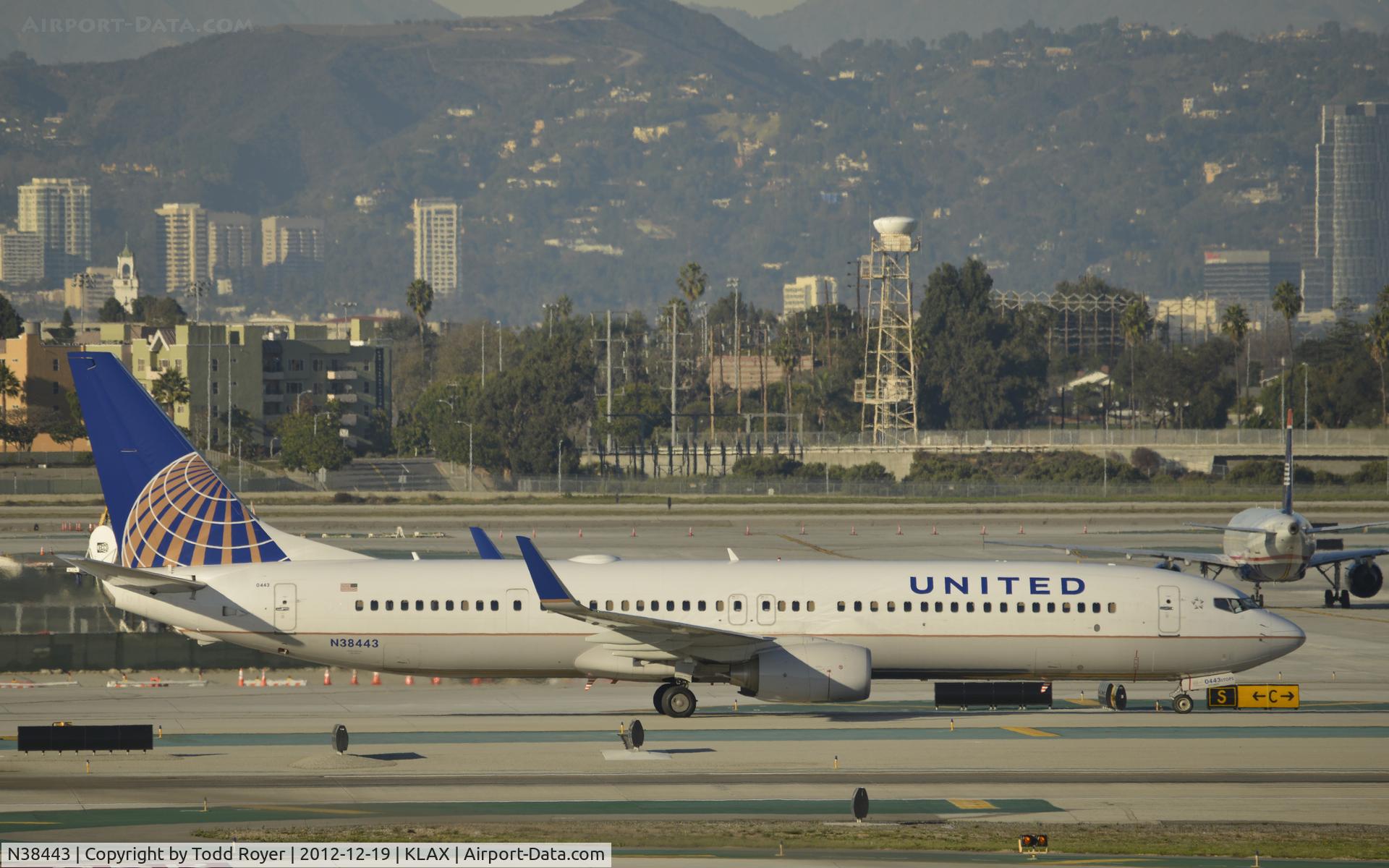 N38443, 2010 Boeing 737-924/ER C/N 31655, Taxiing to gate