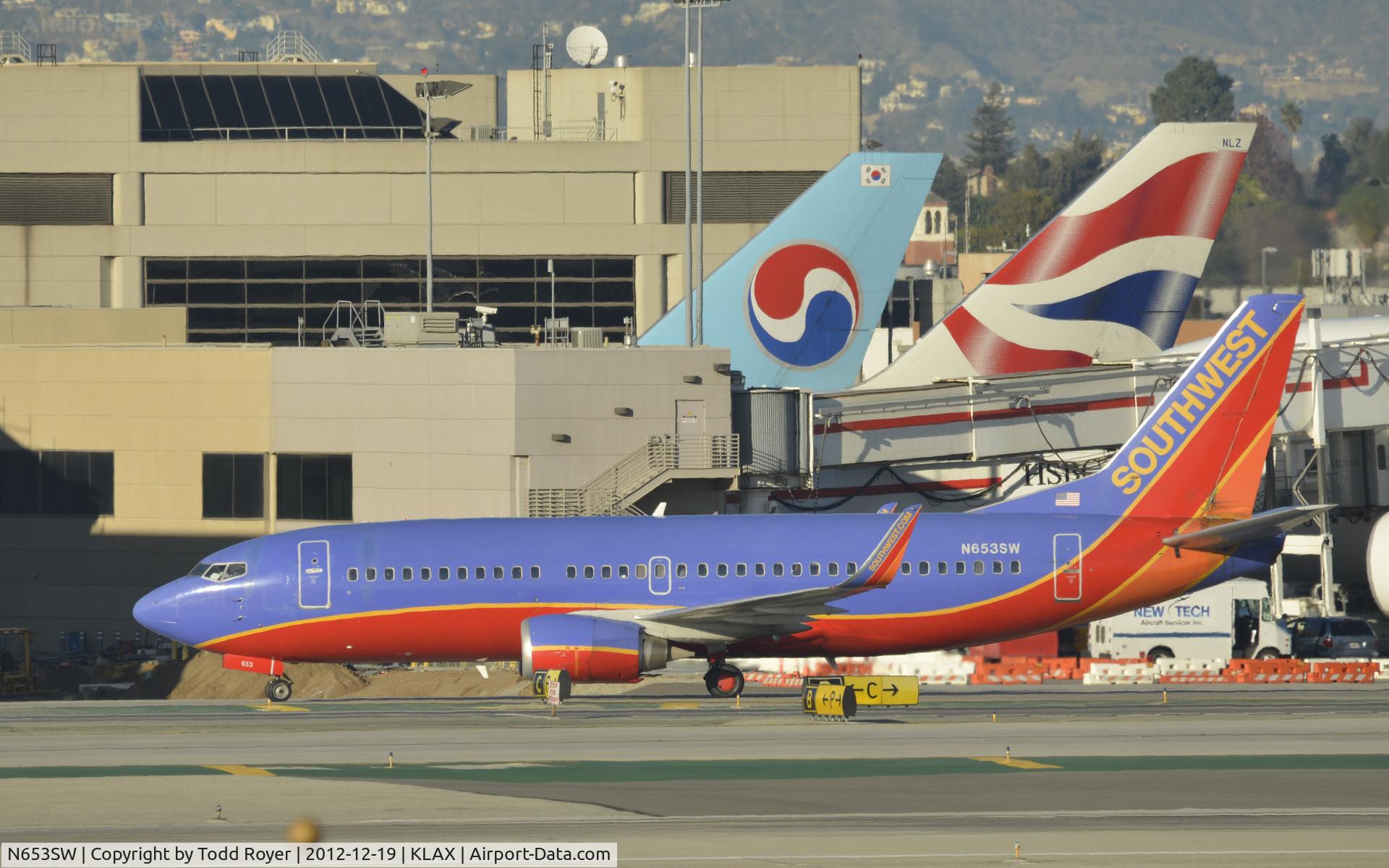 N653SW, 1997 Boeing 737-3H4 C/N 28398, Taxiing to gate