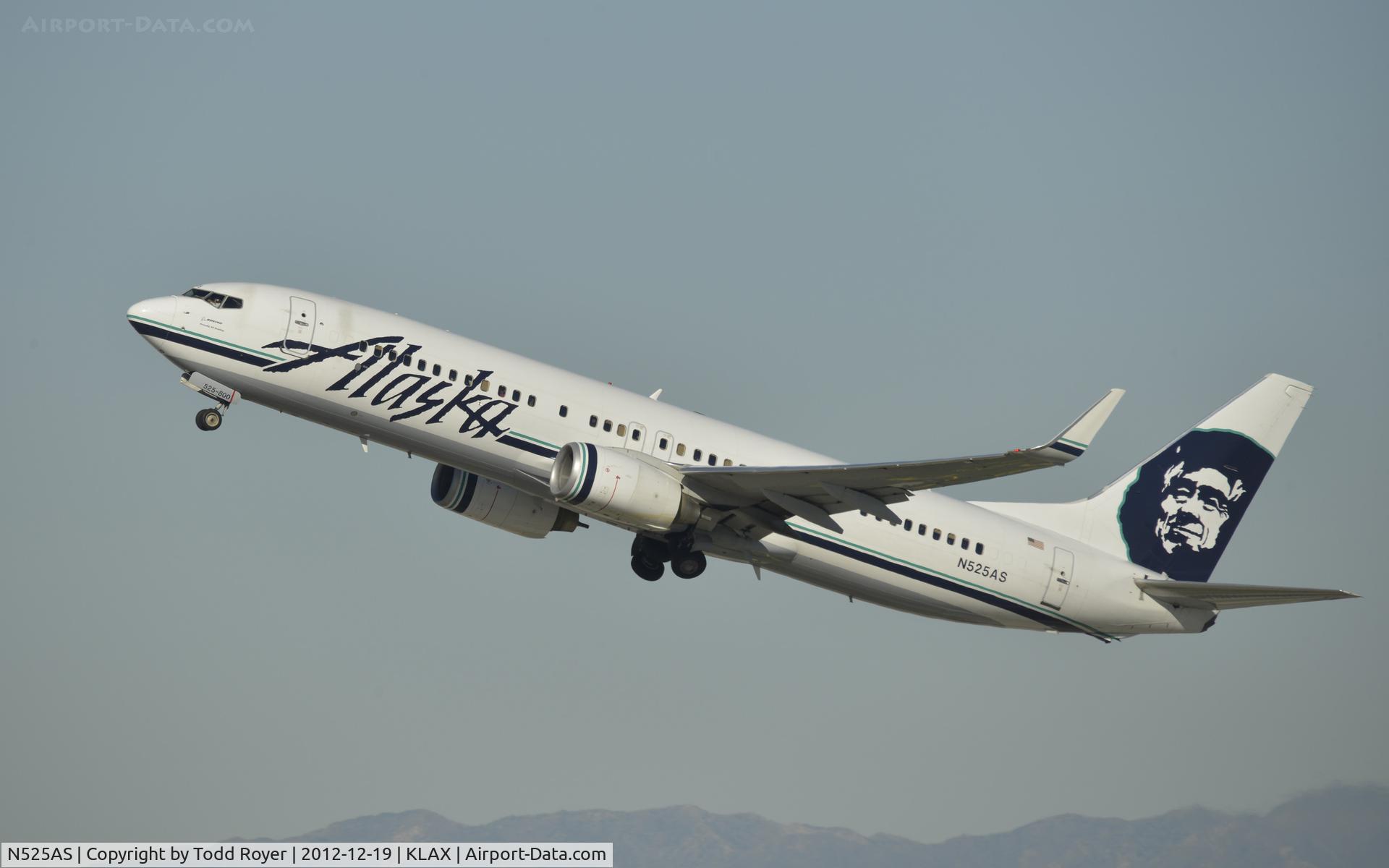 N525AS, 2009 Boeing 737-890 C/N 35692, Departing LAX