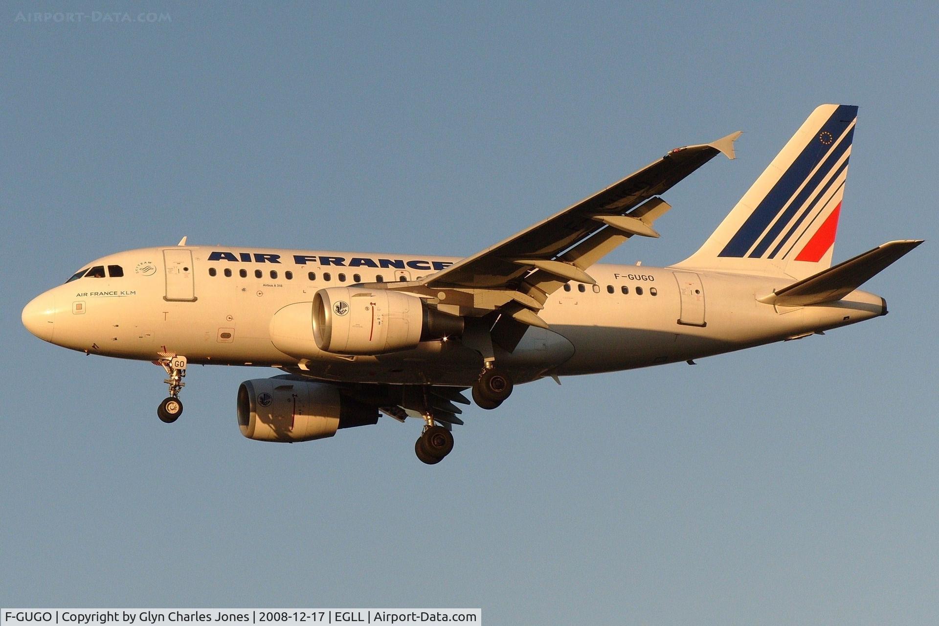 F-GUGO, 2006 Airbus A318-111 C/N 2951, On finals to runway 27L. Test registration was D-AUAD. The low winter afternoon sun enhances the colours. Operated by Air France.